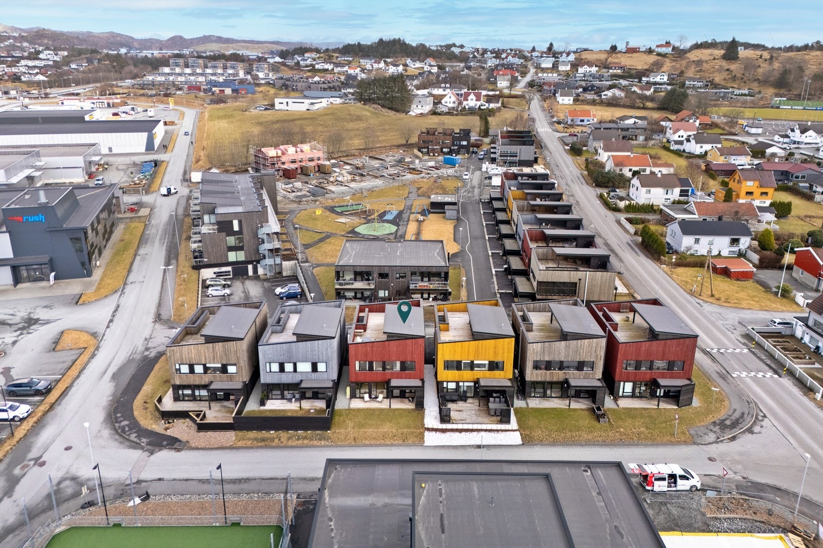 Boligen ligger i et flott og etablert boligområde. Her bor du i et nyere nabolag med kort vei til skoler, barnehager og et bredt utvalg fritidsaktiviteter. Galleribilde