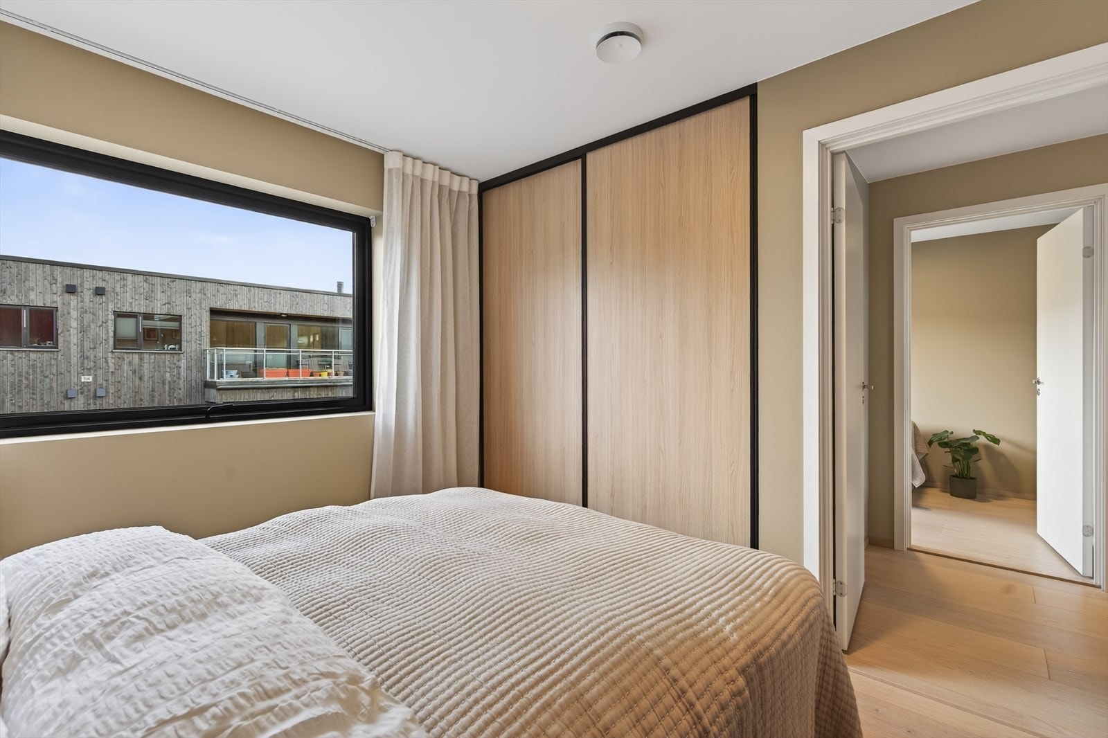 Garderobeskap på hovedsoverom. Galleribilde