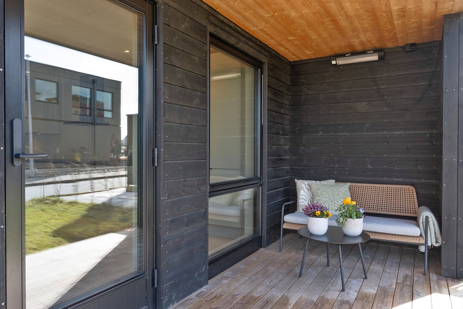 Det er anlagt en delvis overbygd terrasse i tilknytning til stue/kjøkken, som gir en fin overgang mellom inne- og uteområdet. Galleribilde