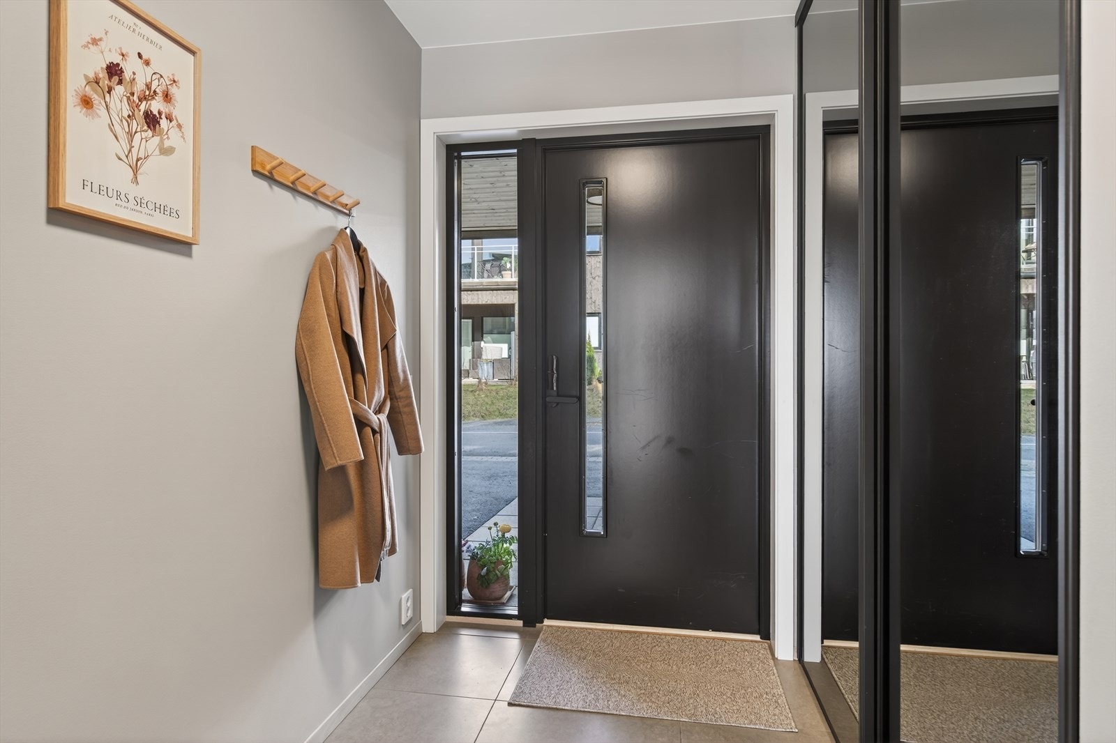 Entréen gir et godt førsteinntrykk og en god smakebit av boligens standard. Fint lysinnslipp gjennom glassfelt i ytterdøren/sidefelt. Galleribilde