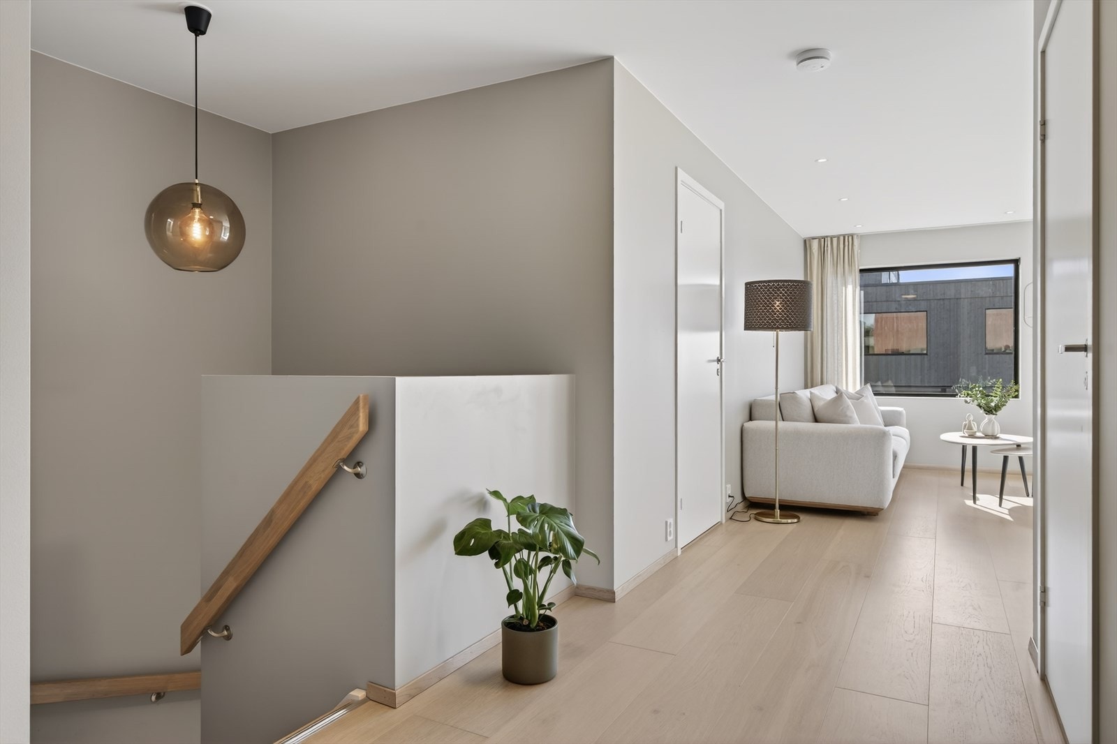 Opp trapp til andre etasjen kommer du til en flott stue. Galleribilde