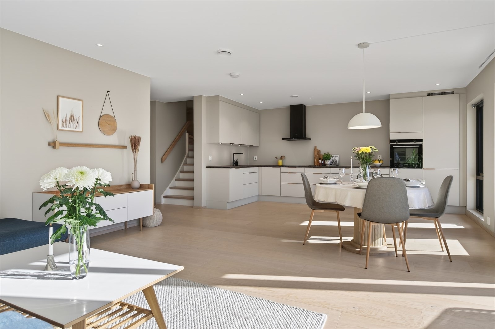 Åpen og sosial stue- og kjøkkenløsning, dette gir en fin romfølelse. Galleribilde