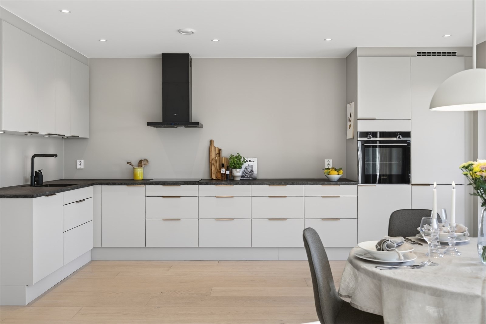 Stilrent og velutstyrt kjøkken, innredning med glatte fronter og laminat benkeplate. Det er kjøl/fryseskap, oppvaskmaskin, induksjonstopp, stekeovn, vannstoppsystem og komfyrvakt. Galleribilde