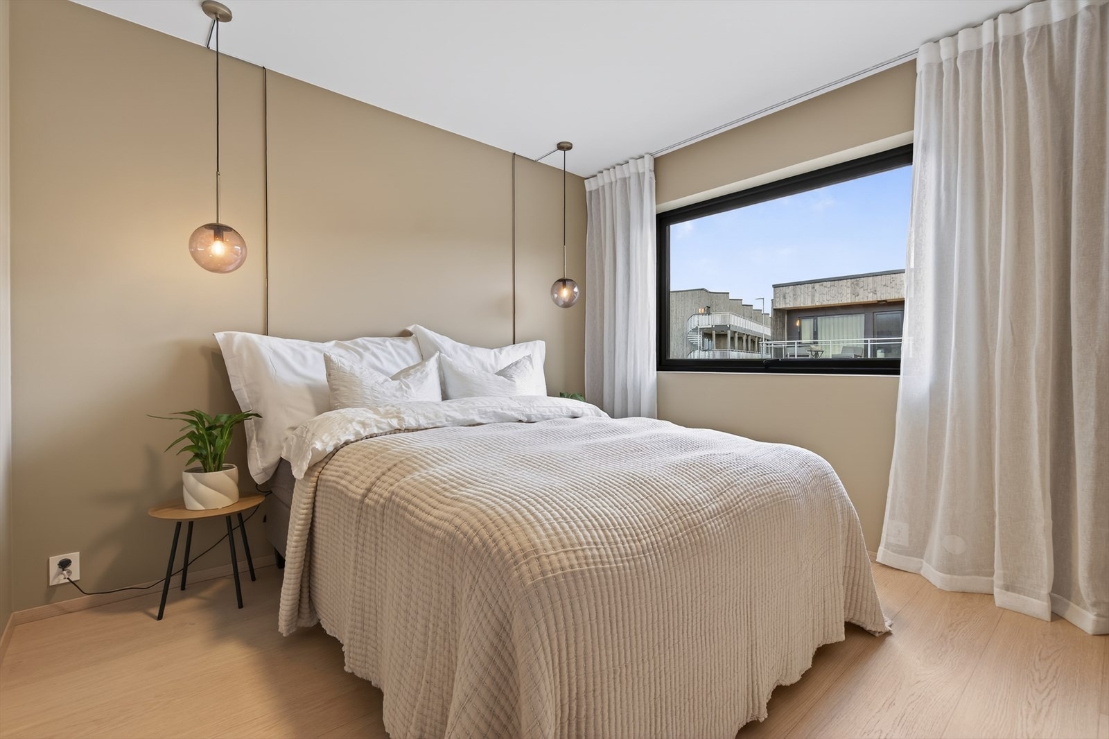 I 2. etasje finner du hele fire soverom - en praktisk og familievennlig løsning som gir rikelig med plass til både store og små. Galleribilde