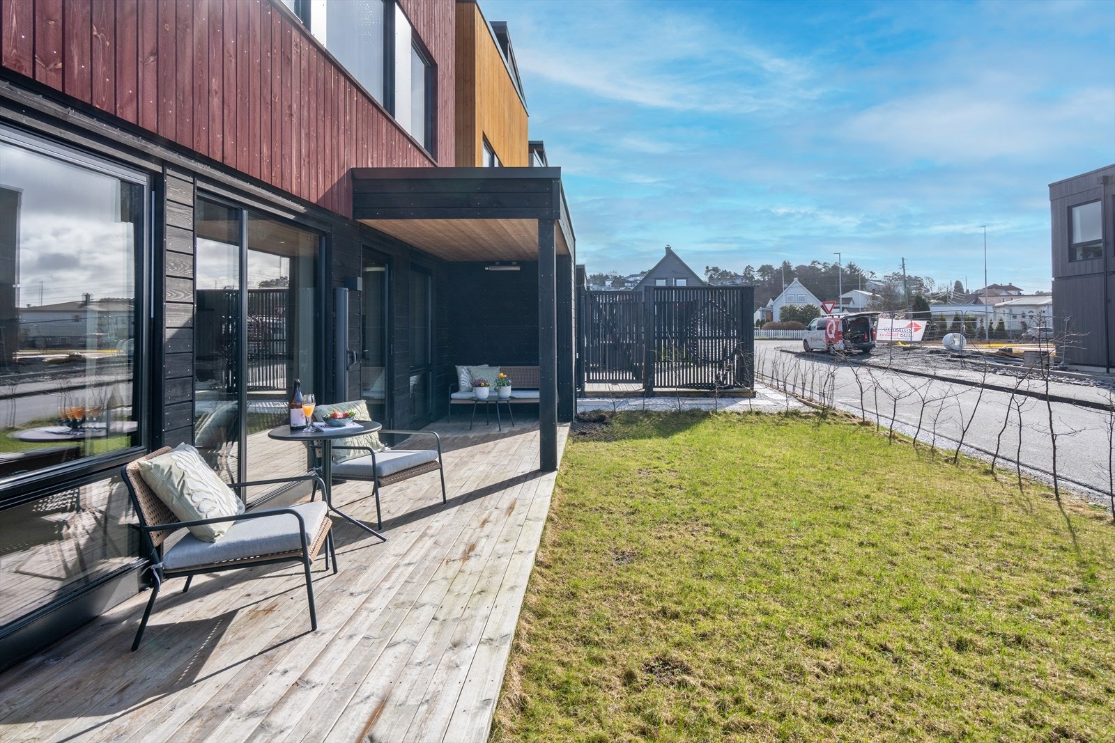 Tomten på baksiden består av en flat og brukervennlig hageflekk med gress. Det er anlagt en delvis overbygd terrasse i tilknytning til stue/kjøkken, som gir en fin overgang mellom inne- og uteområdet. Galleribilde