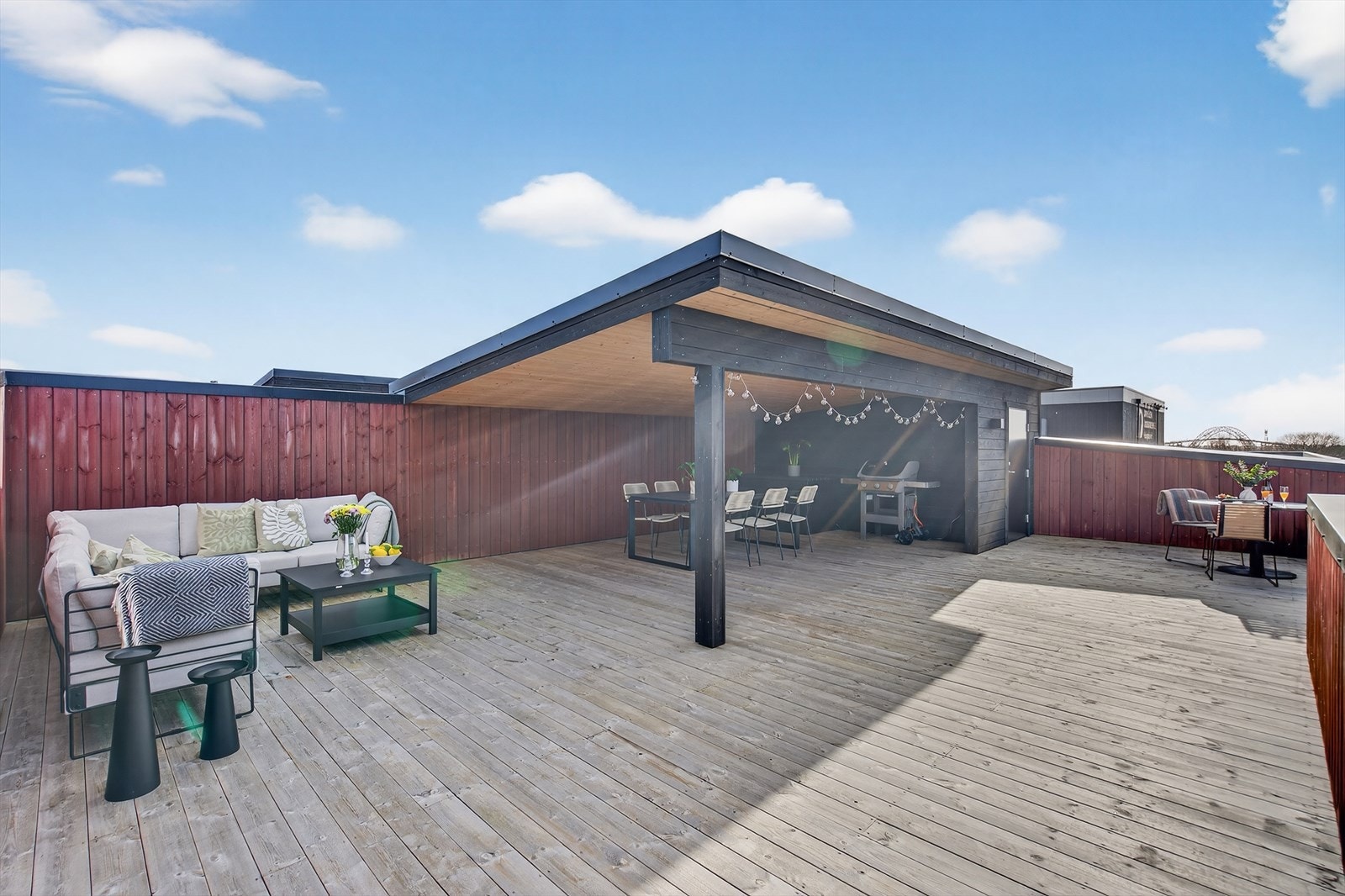 Flott og romslig takterrasse, som egner seg svært godt til utemøbler, grill, loungeområde eller plantekasser. Galleribilde