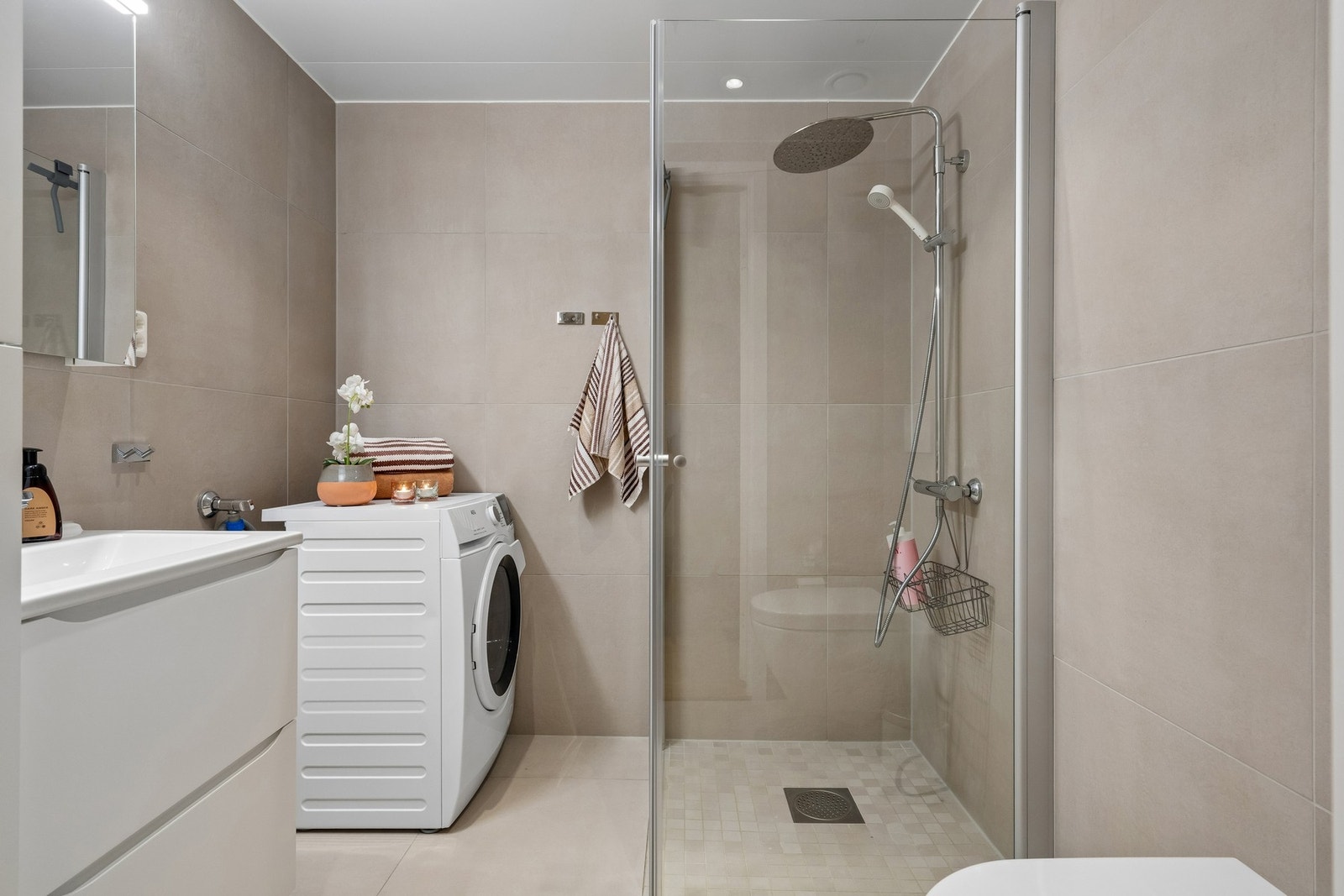 Badet er komplett flislagt i et lunt og behagelig fargevalg. Galleribilde