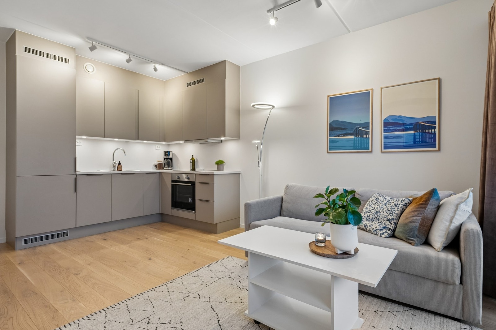 Den åpne kjøkken- og stueløsningen skaper en luftig og sosial atmosfære, perfekt for både hverdagsliv og hyggelige sammenkomster. Galleribilde