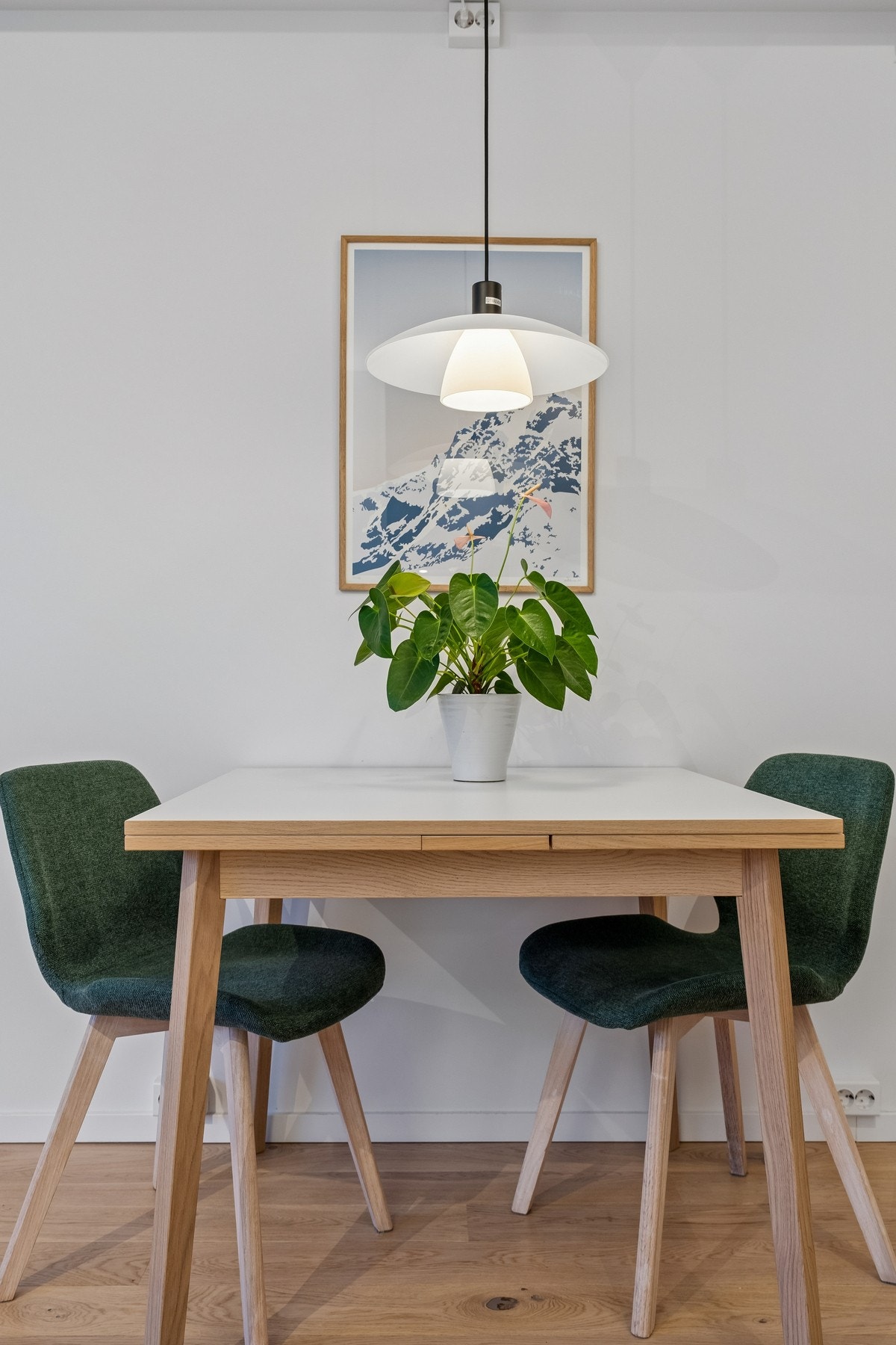 Spiseplassen ligger fint til i forlengelsen av kjøkkenet og stuen, og danner et naturlig samlingspunkt i hjemmet. Galleribilde