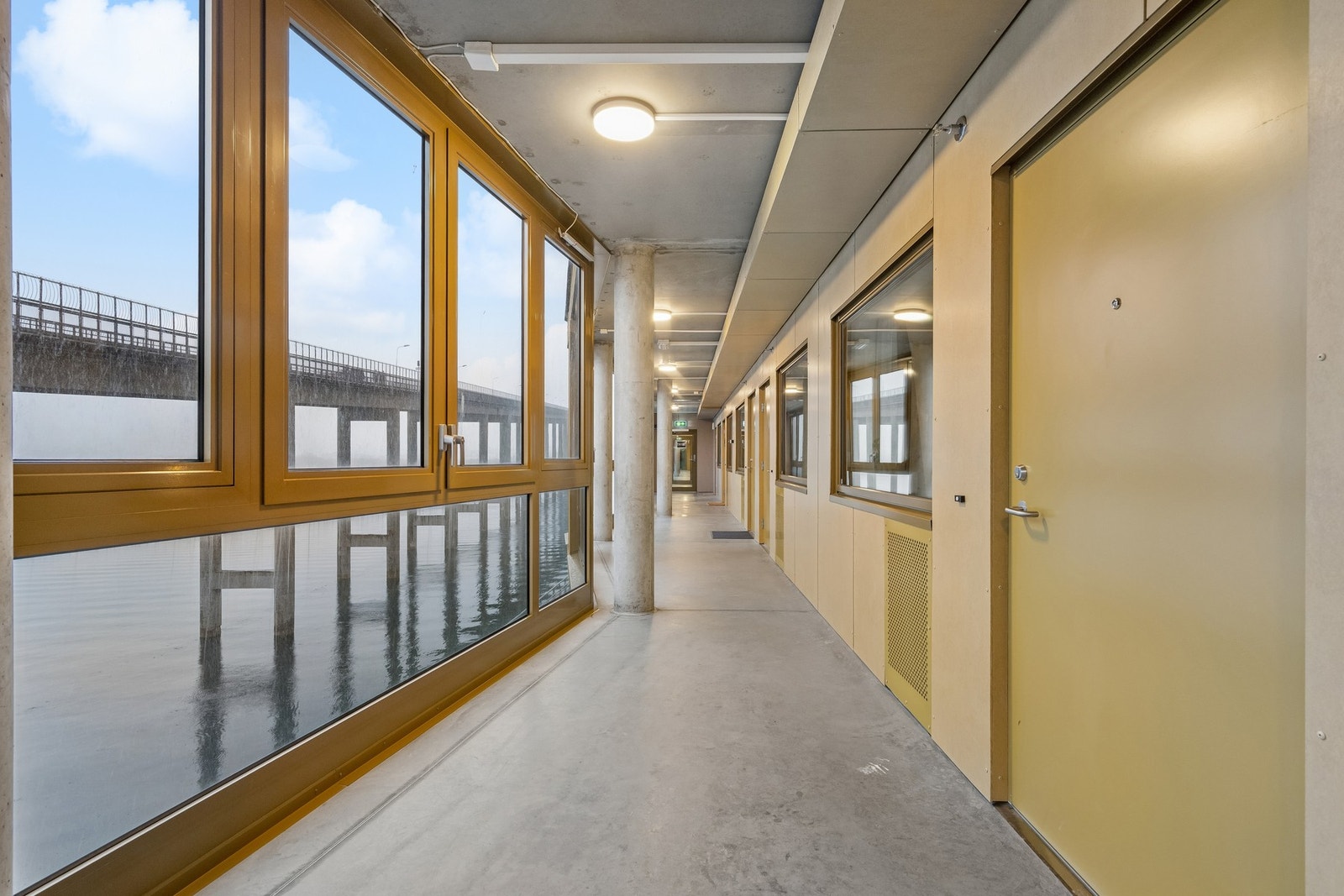 Inngangen til leiligheten ligger på byggets nordside. Det er heis til alle etasjer. Galleribilde