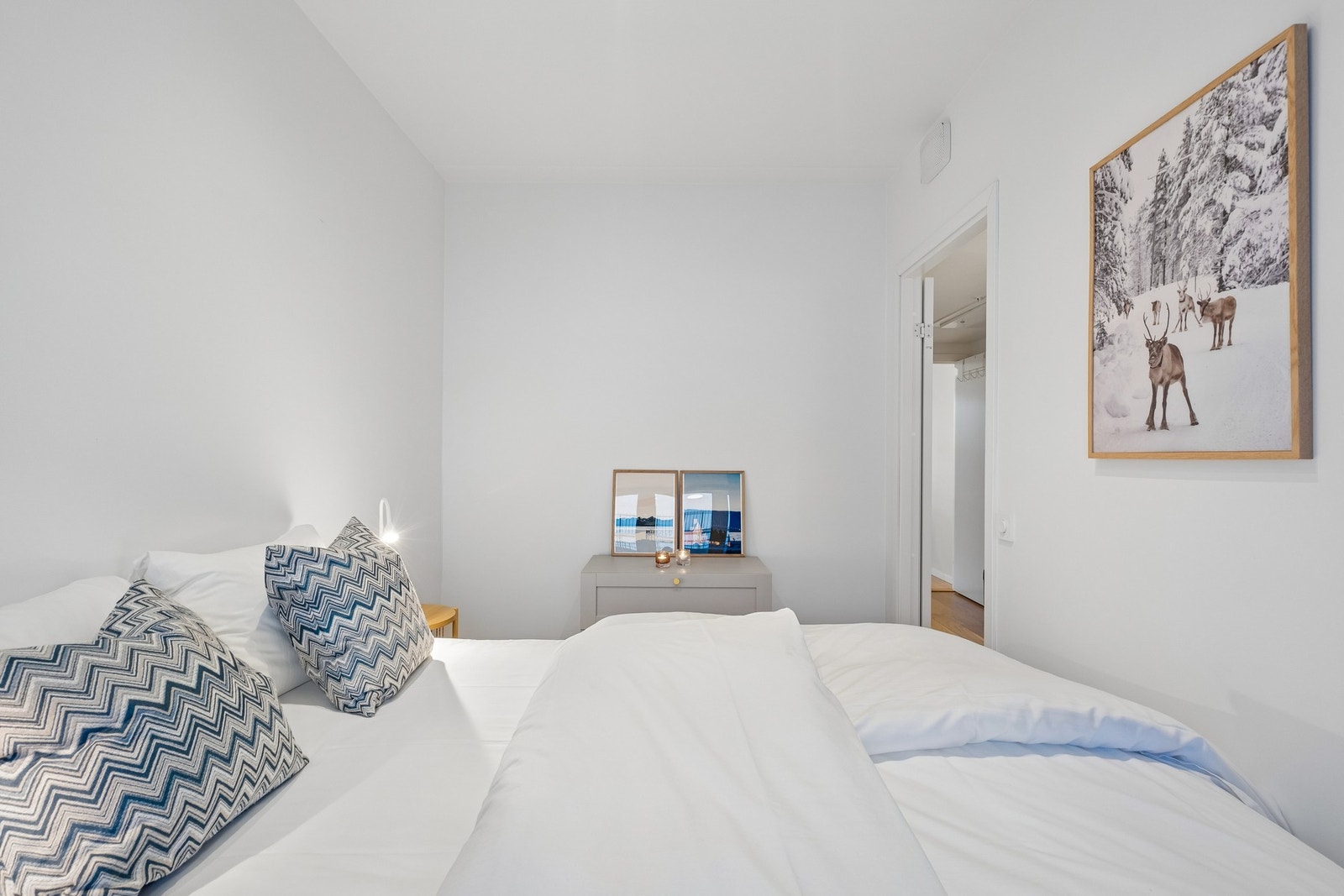 Et trivelig og funksjonelt soverom Galleribilde