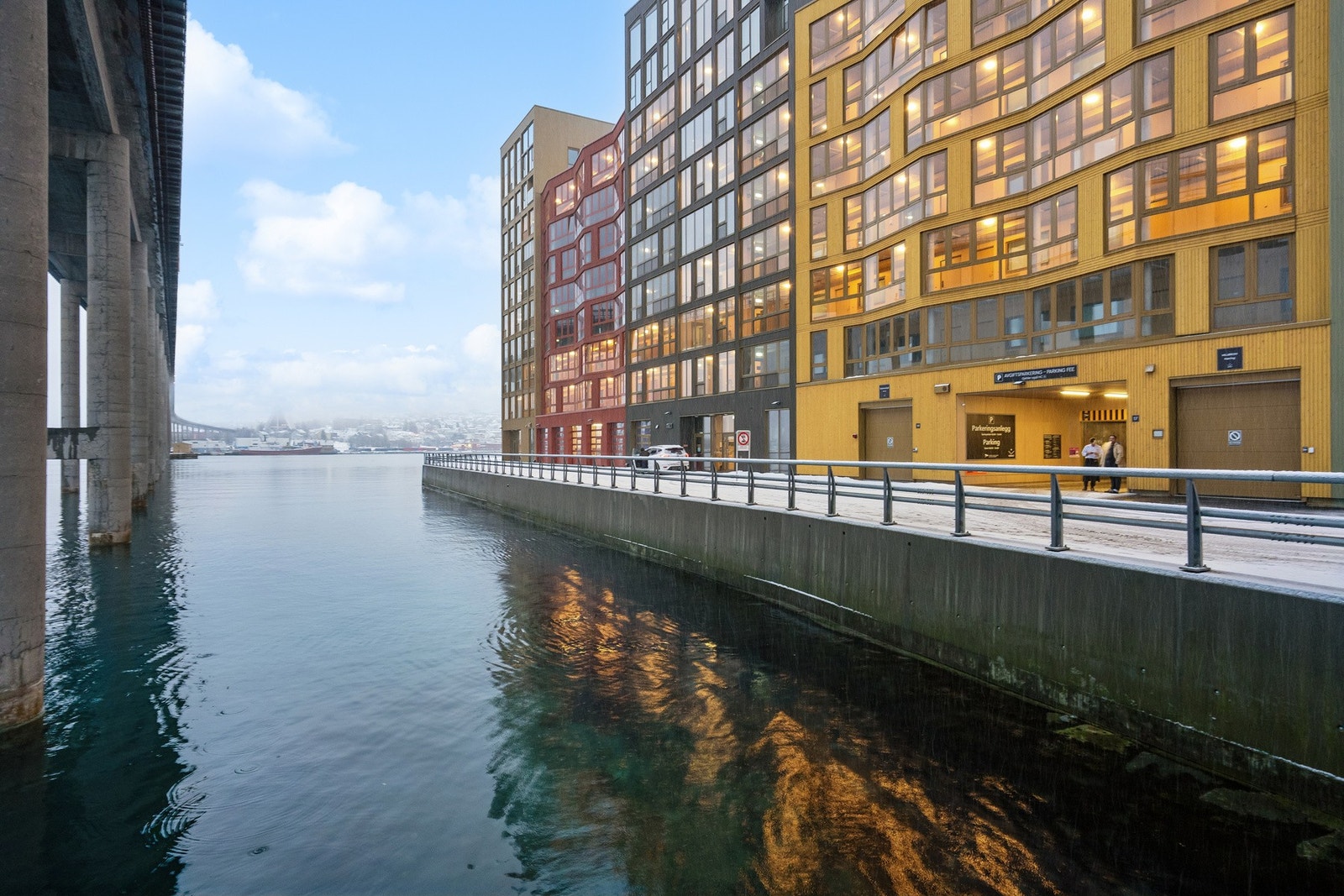 Leiligheten ligger på Vervet - en unik bydel ved sjøkanten! Her får du en sjelden kombinasjon av moderne byliv og umiddelbar nærhet til sjøen. Galleribilde