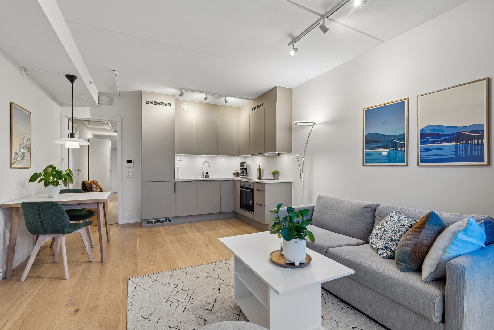 Leiligheten har en gjennomtenkt og arealeffektiv planløsning, som utnytter hver kvadratmeter på en smart og funksjonell måte. Galleribilde