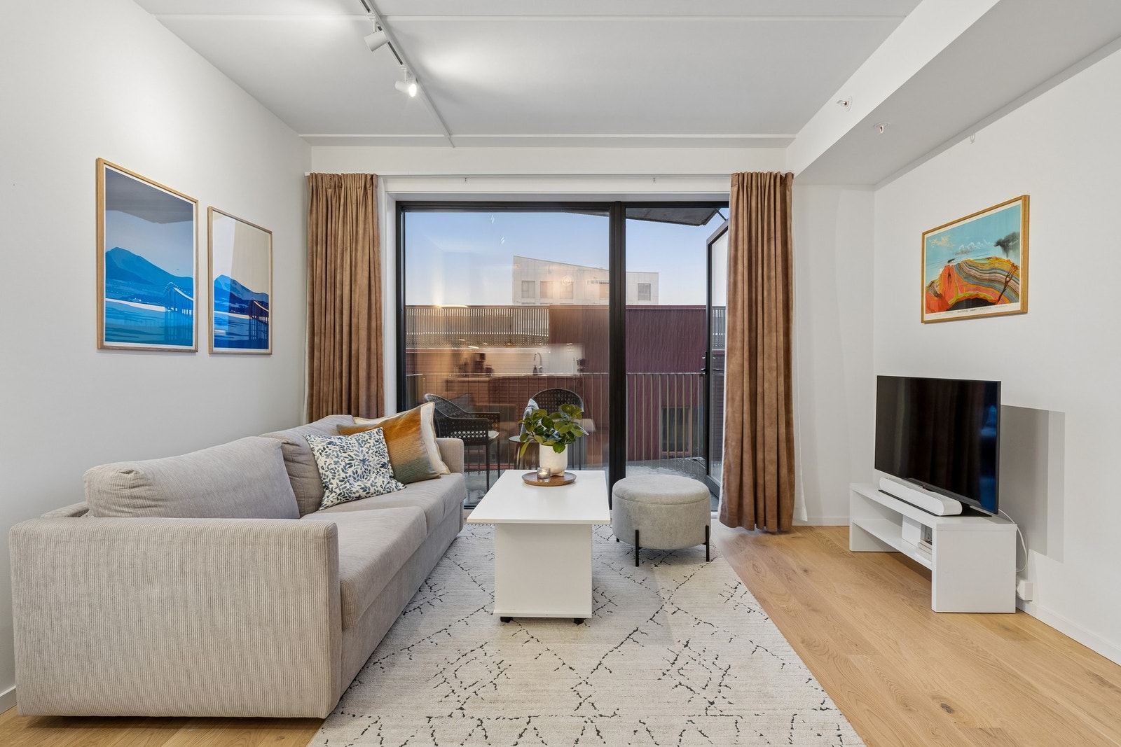 Store vindusflater slipper inn rikelig med lys og gir rommet en behagelig og innbydende følelse. Det er montert screens foran stuevinduet. Galleribilde