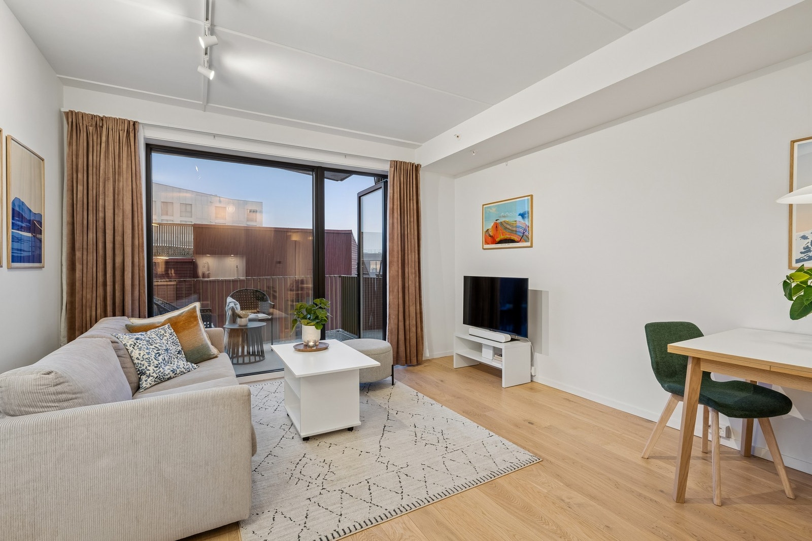 Stuen fremstår som et lyst og trivelig oppholdsrom. Her er det utgang til verandaen. Galleribilde