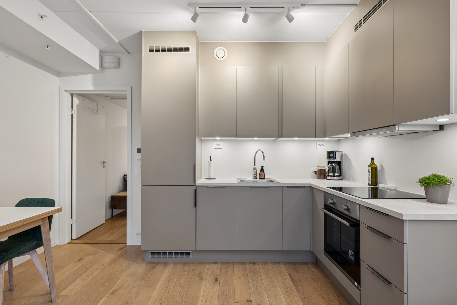 Kjøkkenet fremstår moderne og innbydende, med en praktisk utforming. Galleribilde