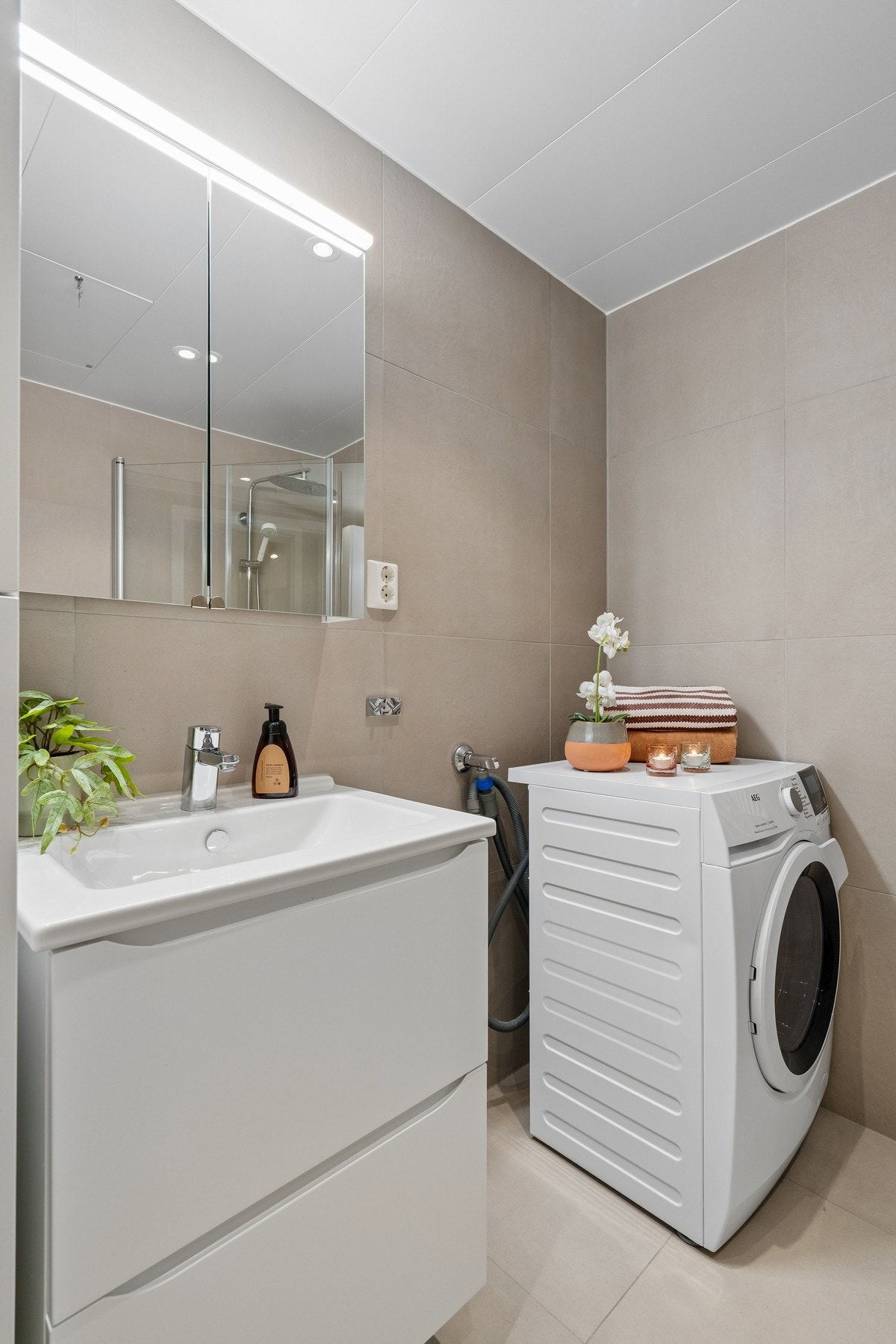 Her finner du gode løsninger, flotte detaljer og en gjennomført stil som gir rommet et rent og innbydende uttrykk. Galleribilde