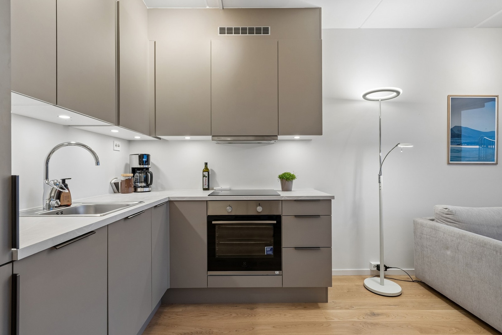 Her får du gode arbeidsflater, smart oppbevaring og et tidløst uttrykk som passer de fleste interiørstiler. Galleribilde