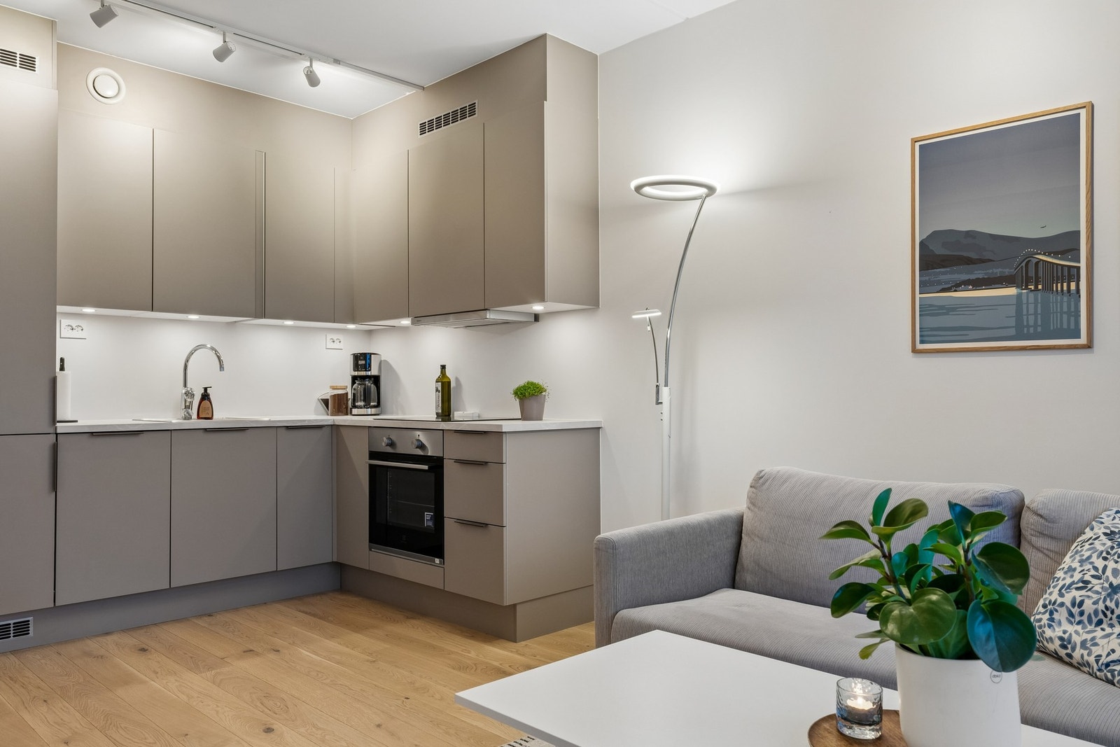 Den åpne løsningen mot stuen gjør rommet sosialt og naturlig tilrettelagt for både hverdagens rutiner og hyggelige måltider med familie og venner. Galleribilde