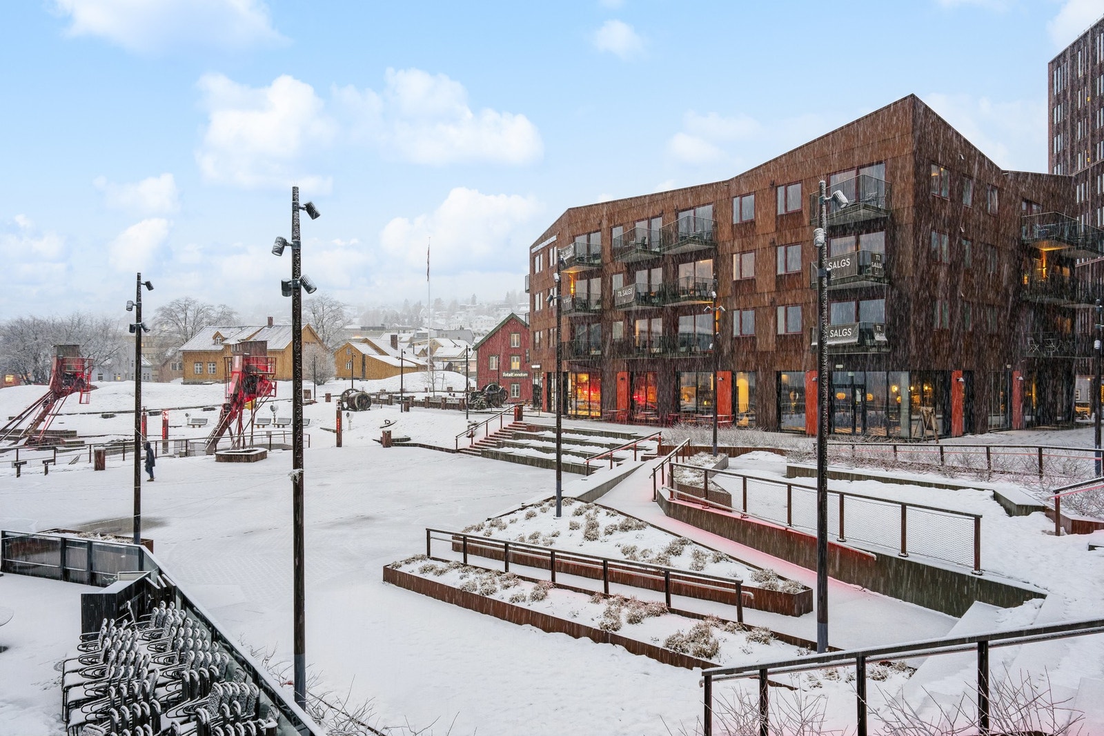Alt ligger til rette for å nyte livet - enten du vil ta en kaffe ved vannkanten, en joggetur langs promenaden eller spise en hyggelig middag i nabolaget. Galleribilde