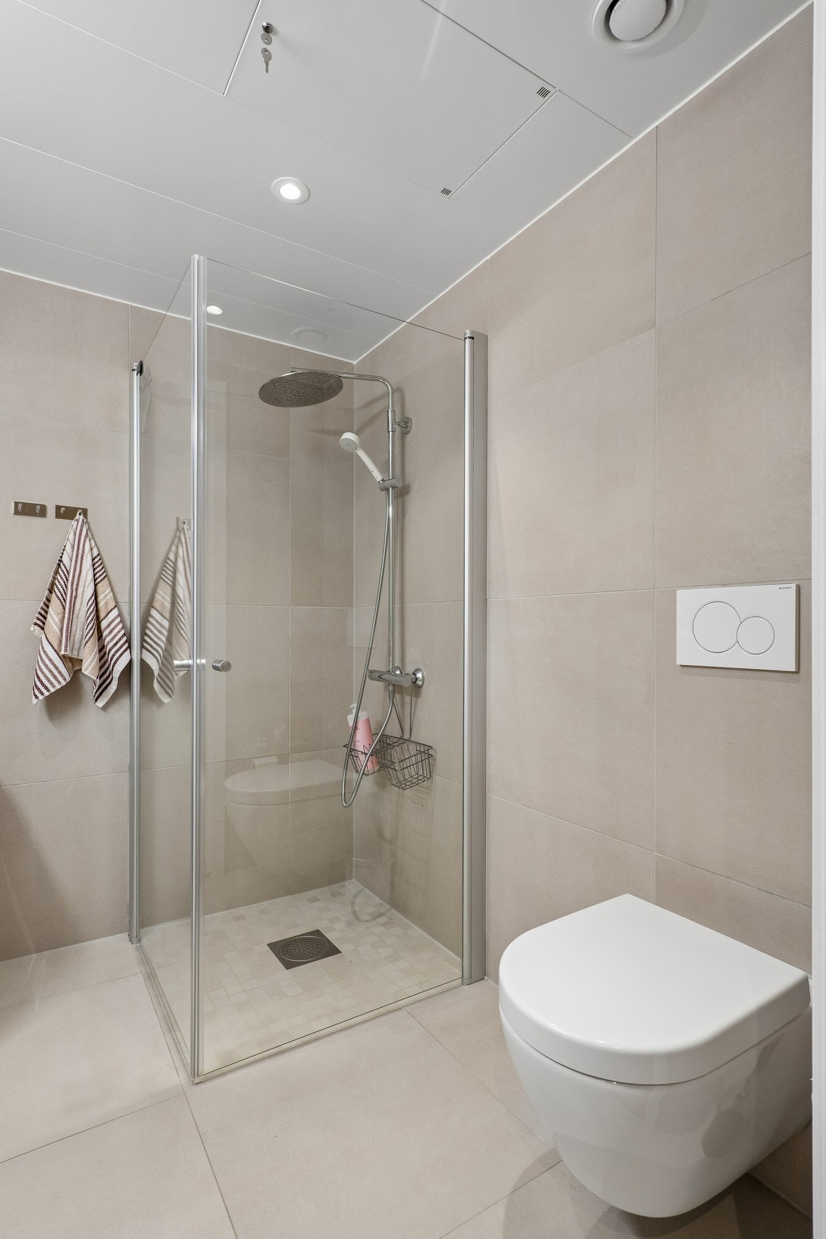 Dusjnisje med innfellbare dører og regndusj. Galleribilde