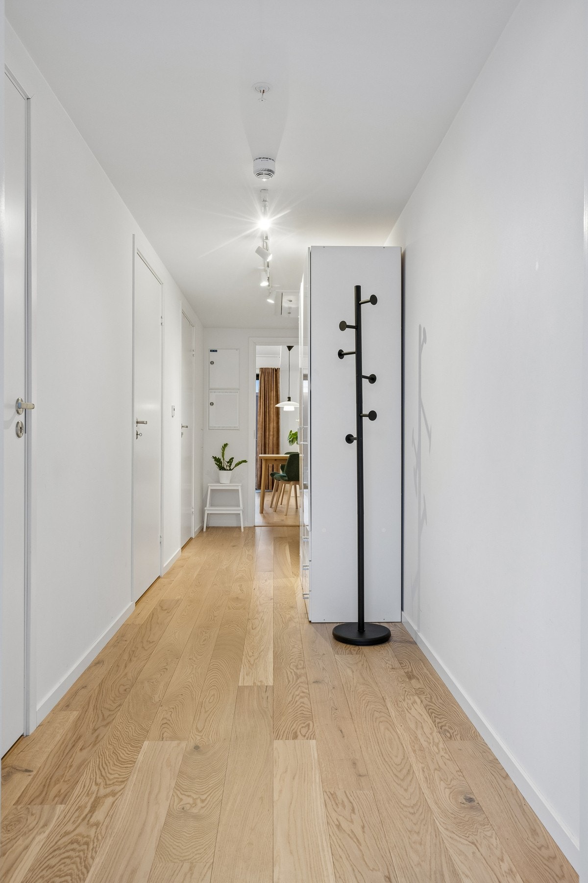 Innbydende entre i et flott fargevalg. Montert garderobeskap for sesongens klær. Galleribilde