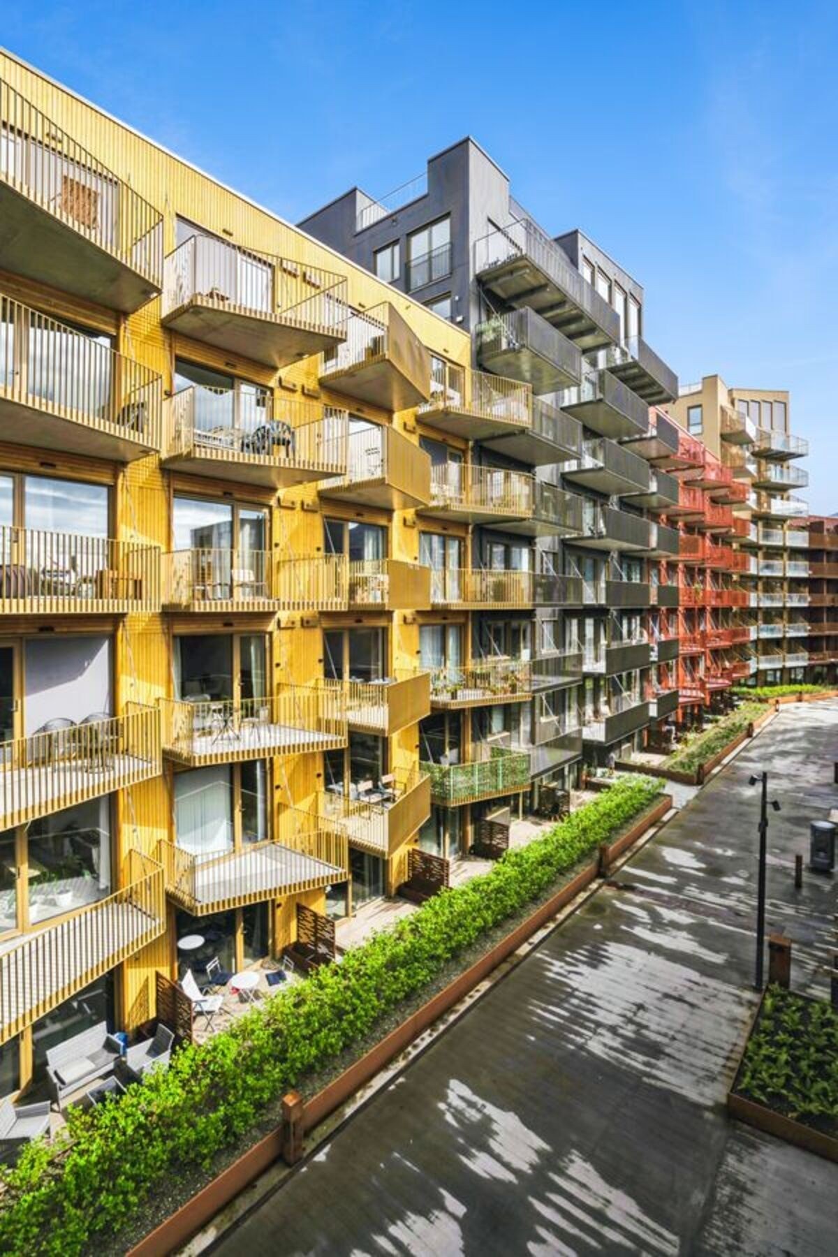 Området byr på et levende miljø med noe for enhver smak - restauranter, bakeri, frisør og hotell, samt en vakker hamnepromenade, som skaper en helt egen atmosfære året rundt. Galleribilde