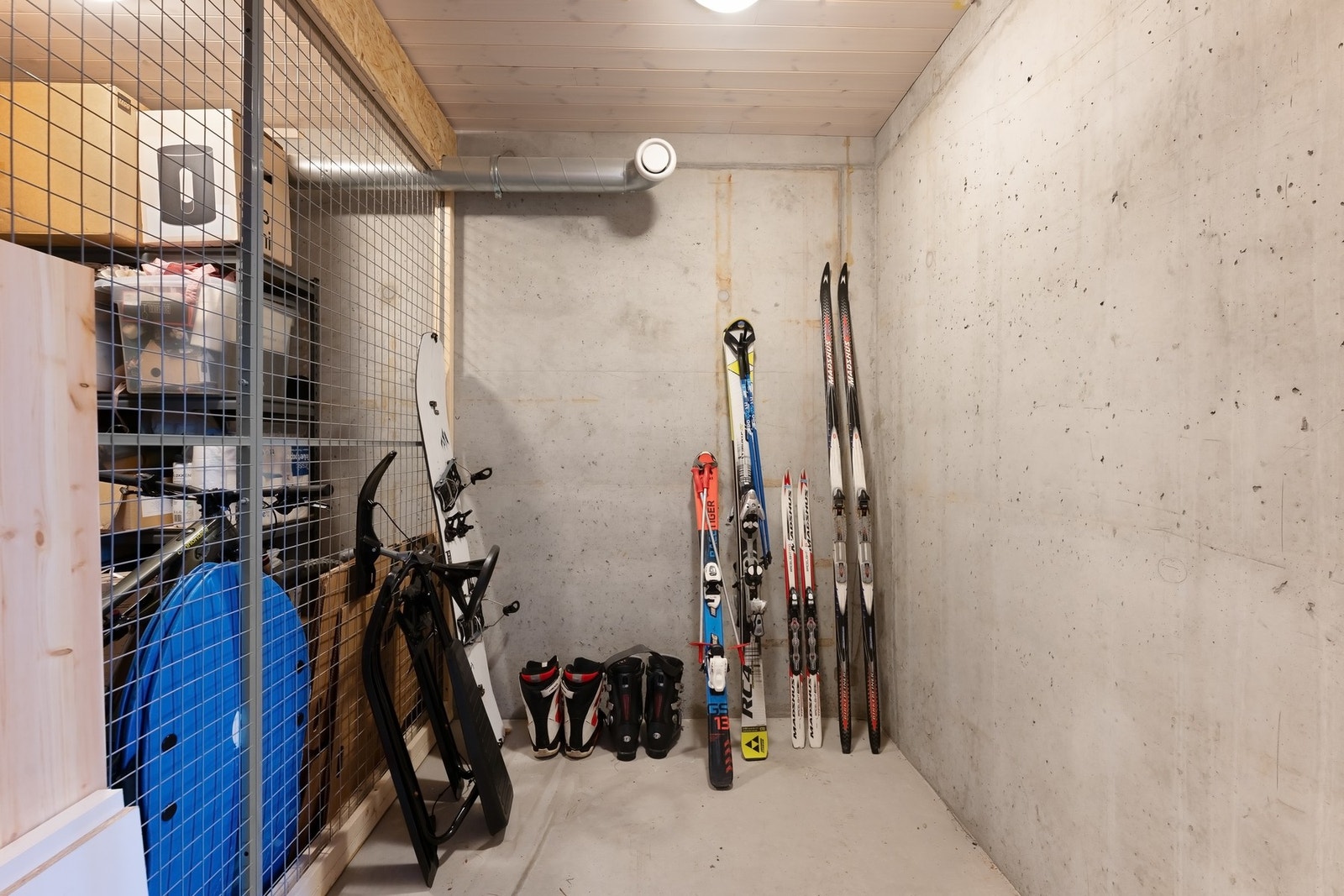 Leiligheten har en utebod ved inngangen og en disponibel bod på ca. 4 kvm i felles underetasje. Galleribilde