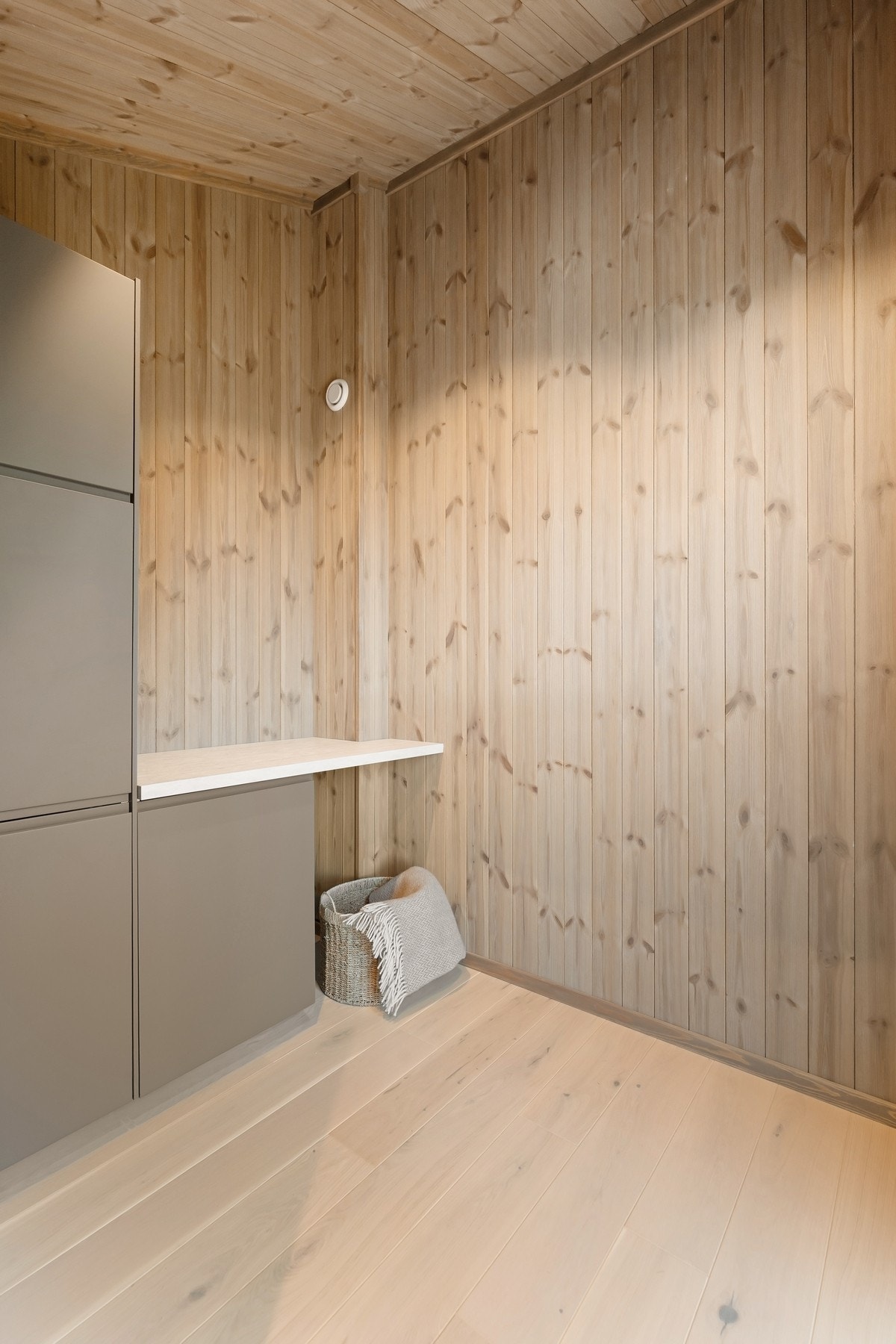 Praktisk arbeidsrom/garderobe. Galleribilde
