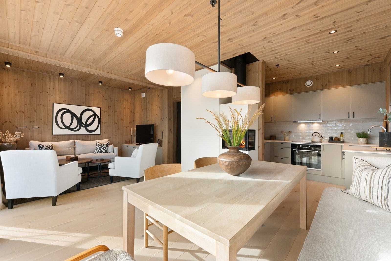 Innbydende spiseplass med naturlig tilknytning til stue, kjøkken og peis. Galleribilde