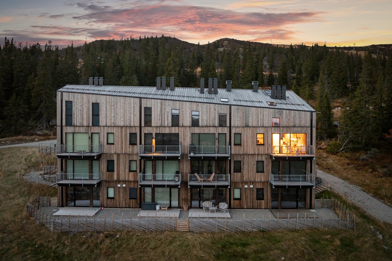 Leiligheten har endebeliggenhet (til høyre på bildet, de to øverste etasjene). Galleribilde