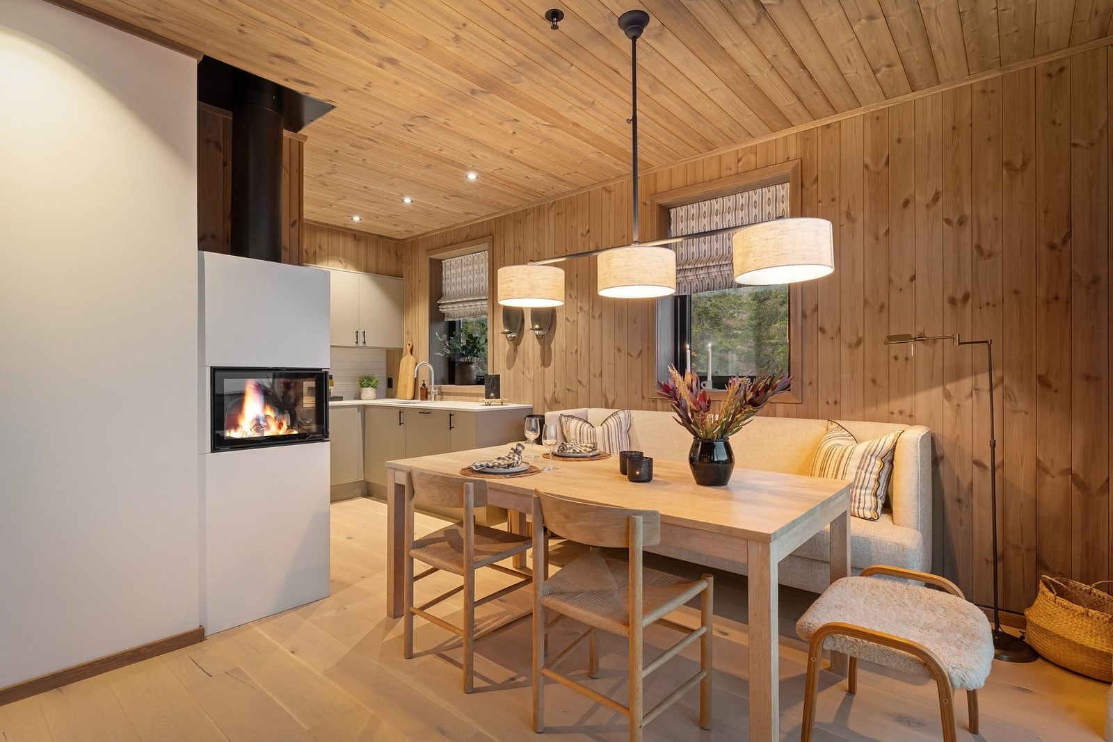 Ved kjøkkenet er det rom for å samle familie og gjester til hyggelige måltider og spillkvelder rundt et langbord. Galleribilde