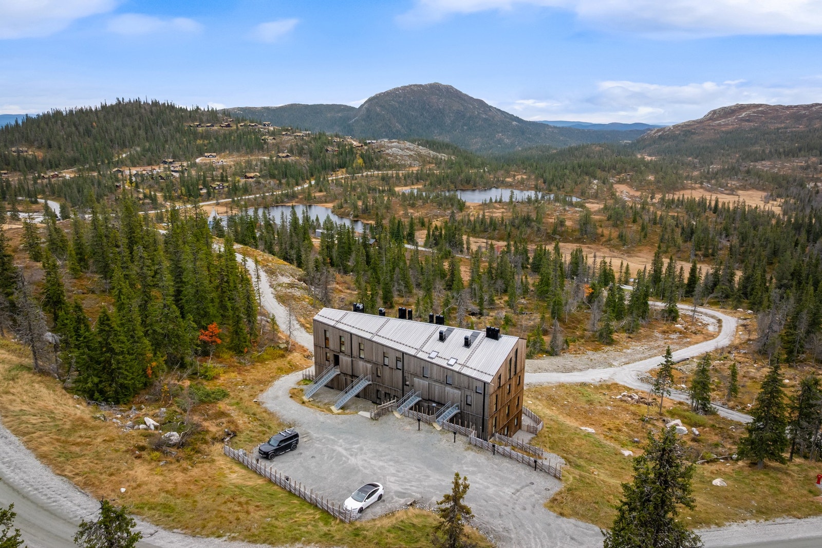 Eiendommen ligger idyllisk til i vakker fjellnatur med gode turmuligheter i umiddelbar nærhet. Galleribilde