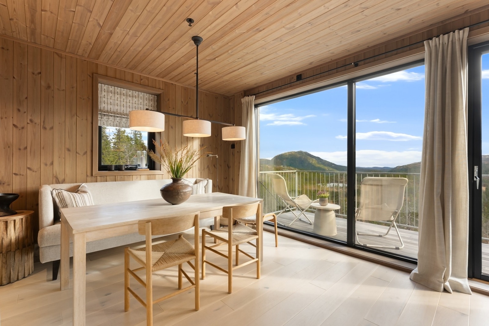 Store vindusflater som slipper inn rikelig med naturlig lys. Galleribilde