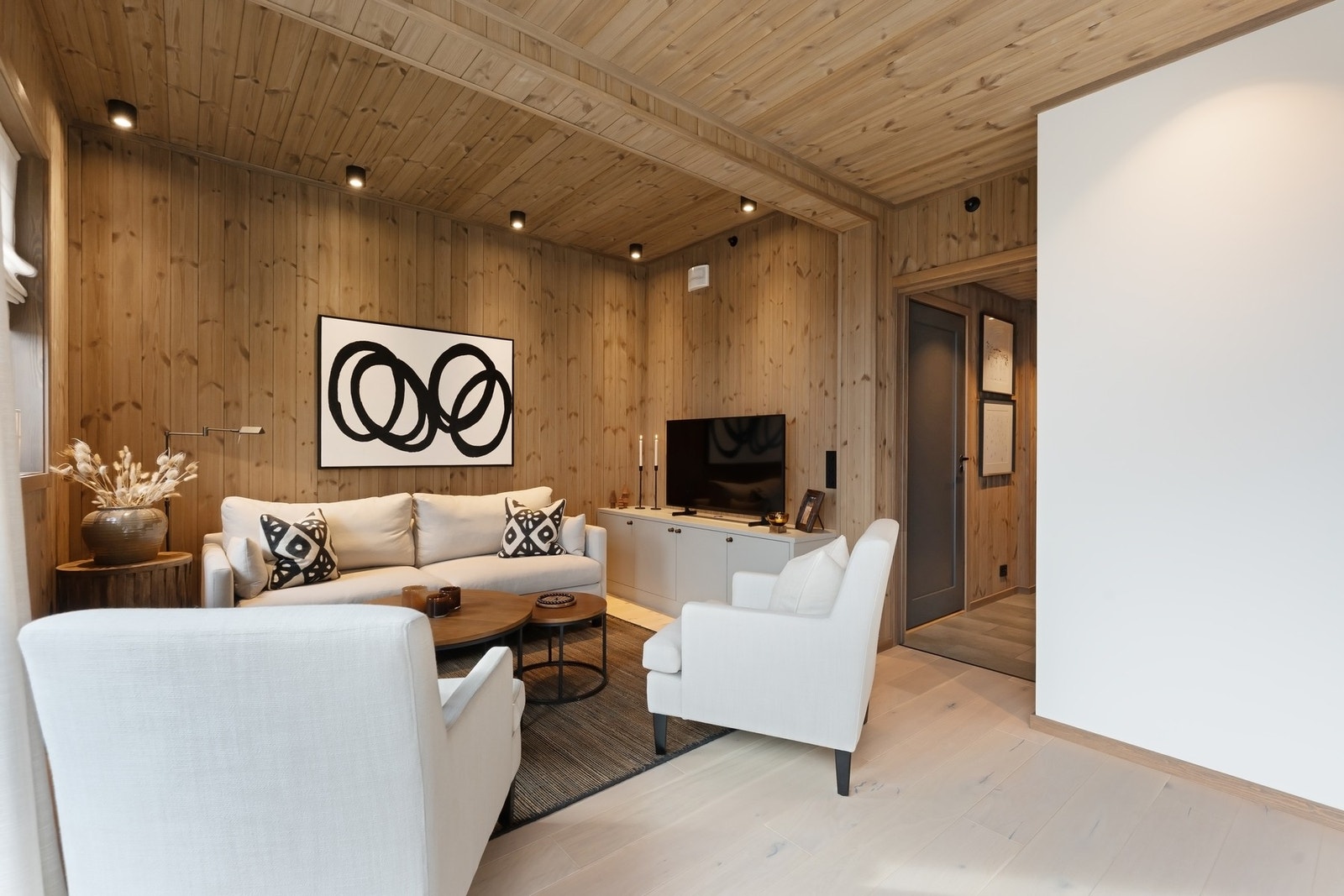 Det er god plass til sofaseksjon og medievegg. Galleribilde