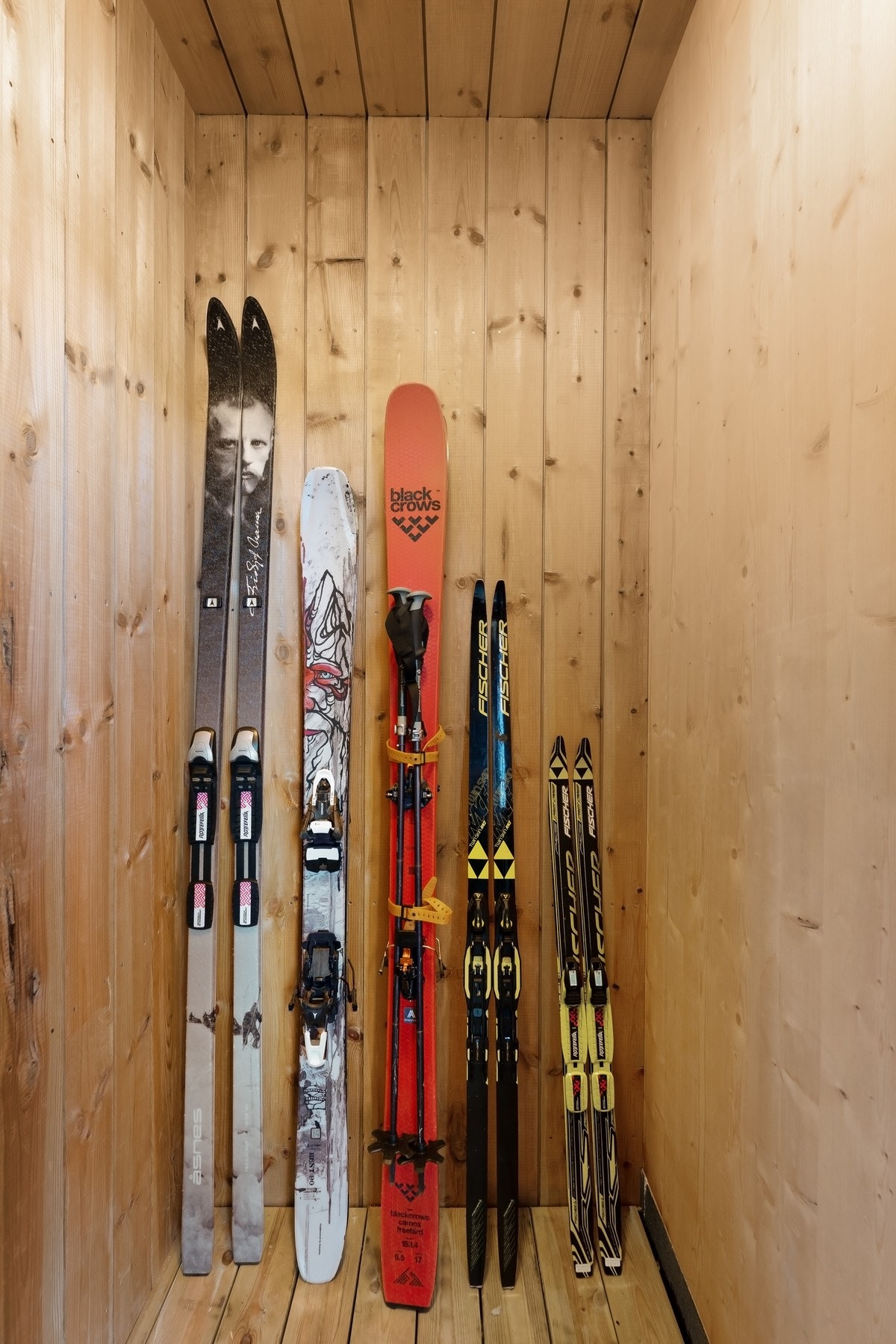 Praktisk oppbevaring i utebod - perfekt for ski og friluftsutstyr. Galleribilde