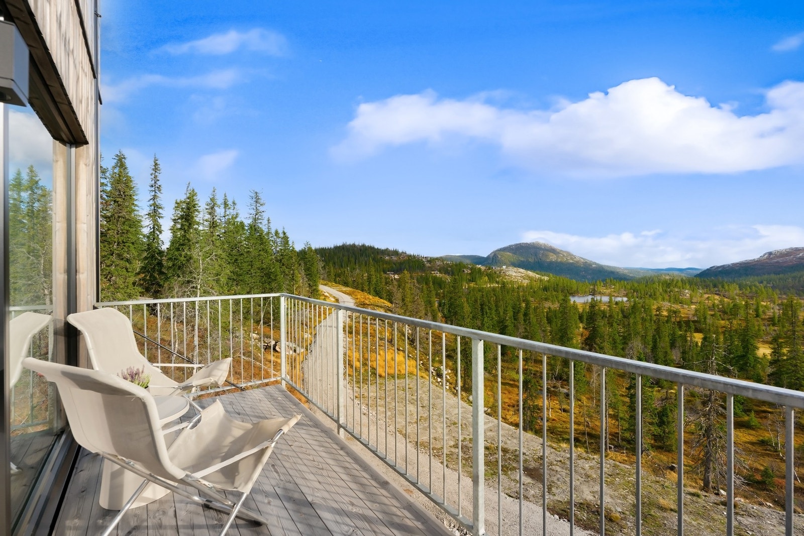 Naturskjønn utsikt og gode solforhold - her kan fjellheimen nytes fra egen balkong. Galleribilde