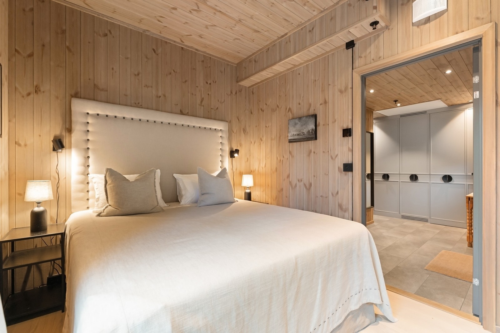Det er god plass til dobbeltseng, nattbord og annet ønsket møblement. Galleribilde