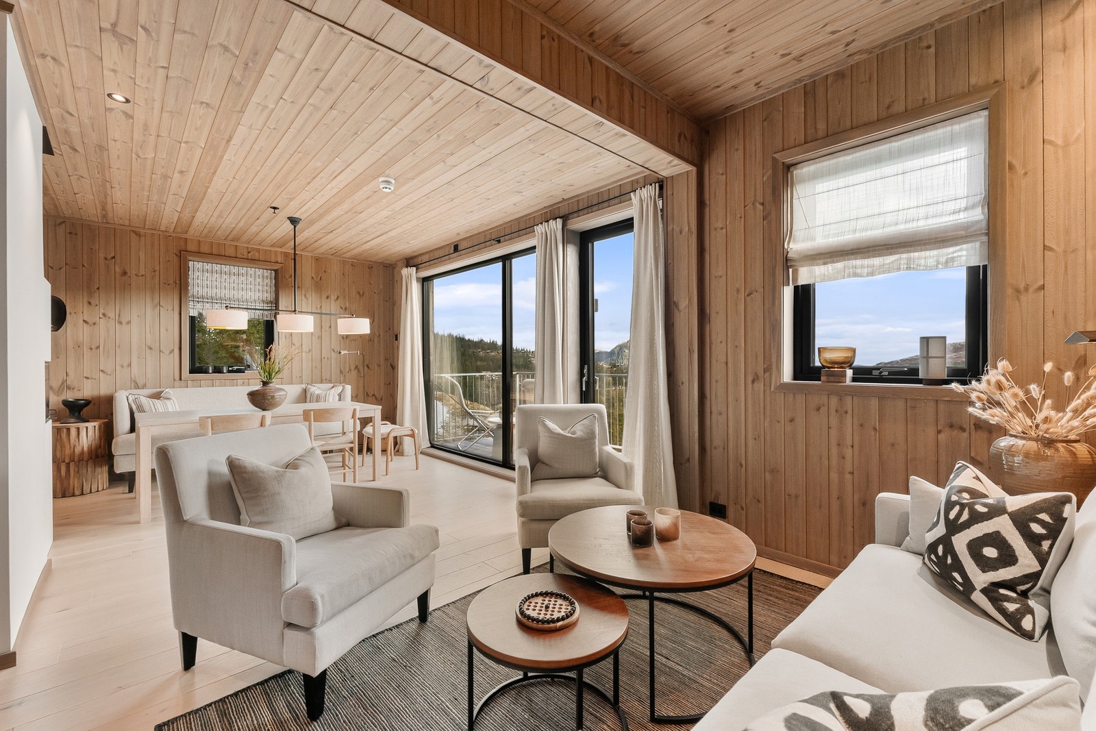 Store vinduer i to himmelretninger byr på unik, naturlig lyssetting og langstrakt, fin utsikt. Galleribilde