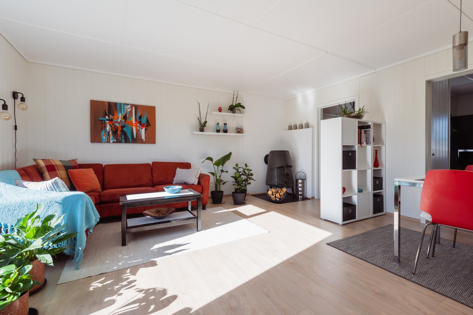 Stua er romslig og gir rom for både sofa- og spisestuemøblement Galleribilde