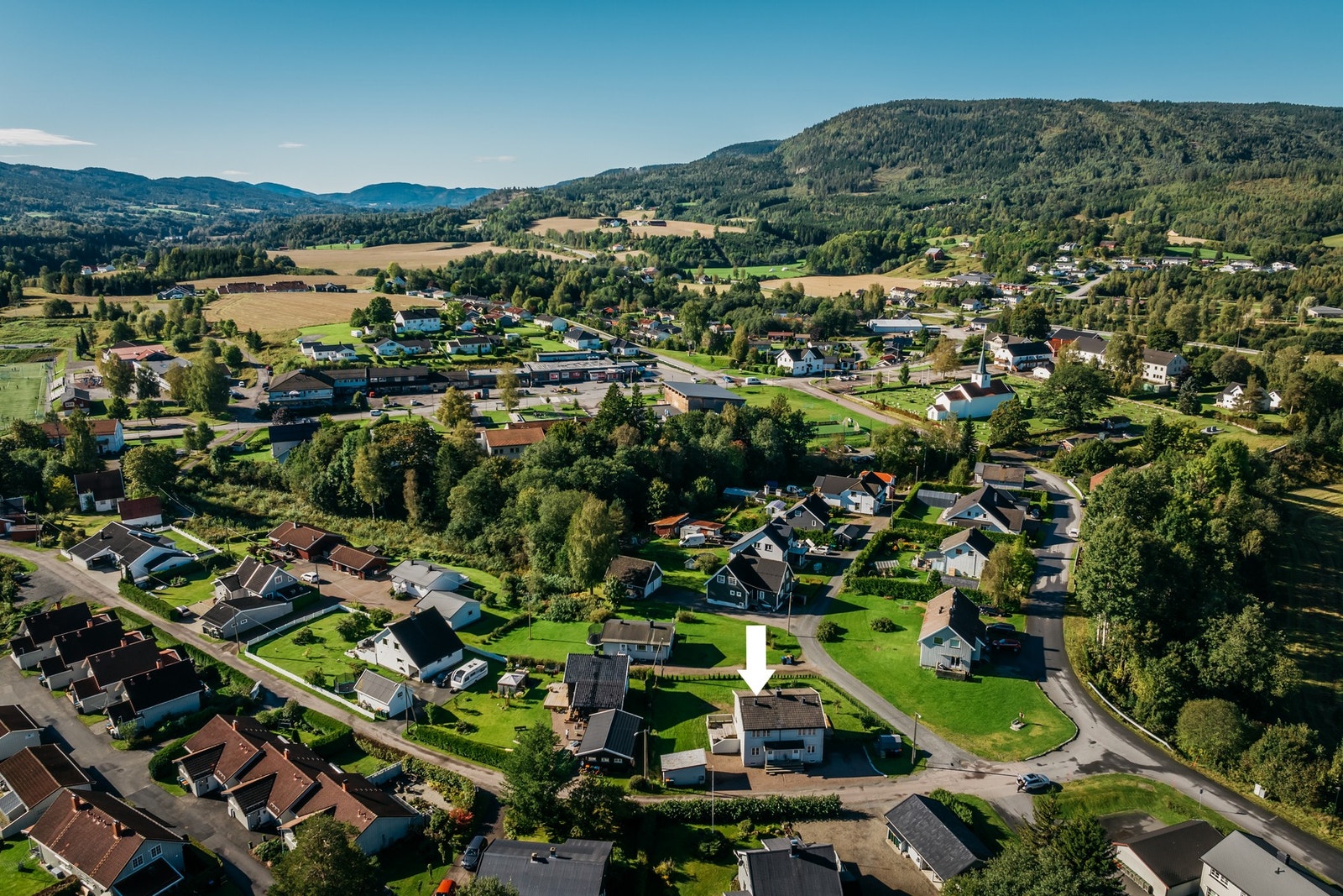 Boligen ligger sentralt i Svarstad, med umiddelbar nærhet til både flotte turområder, barne- og ungdomsskole, barnehage, idrettsanlegg, svømmehall, cafe, dagligvare mm. Galleribilde