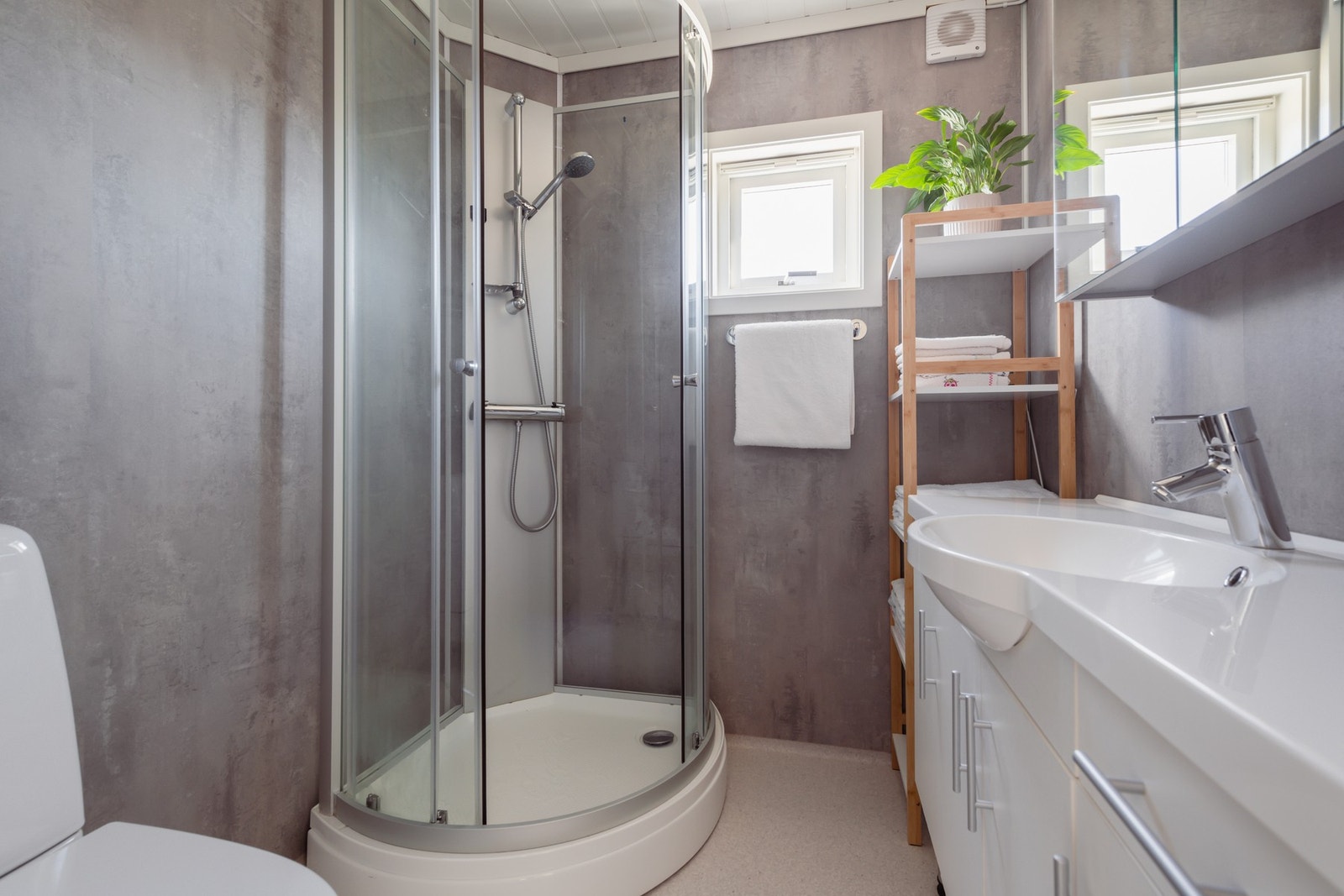 Badet er fra 2021 med varme i gulv og dusjkabinett Galleribilde