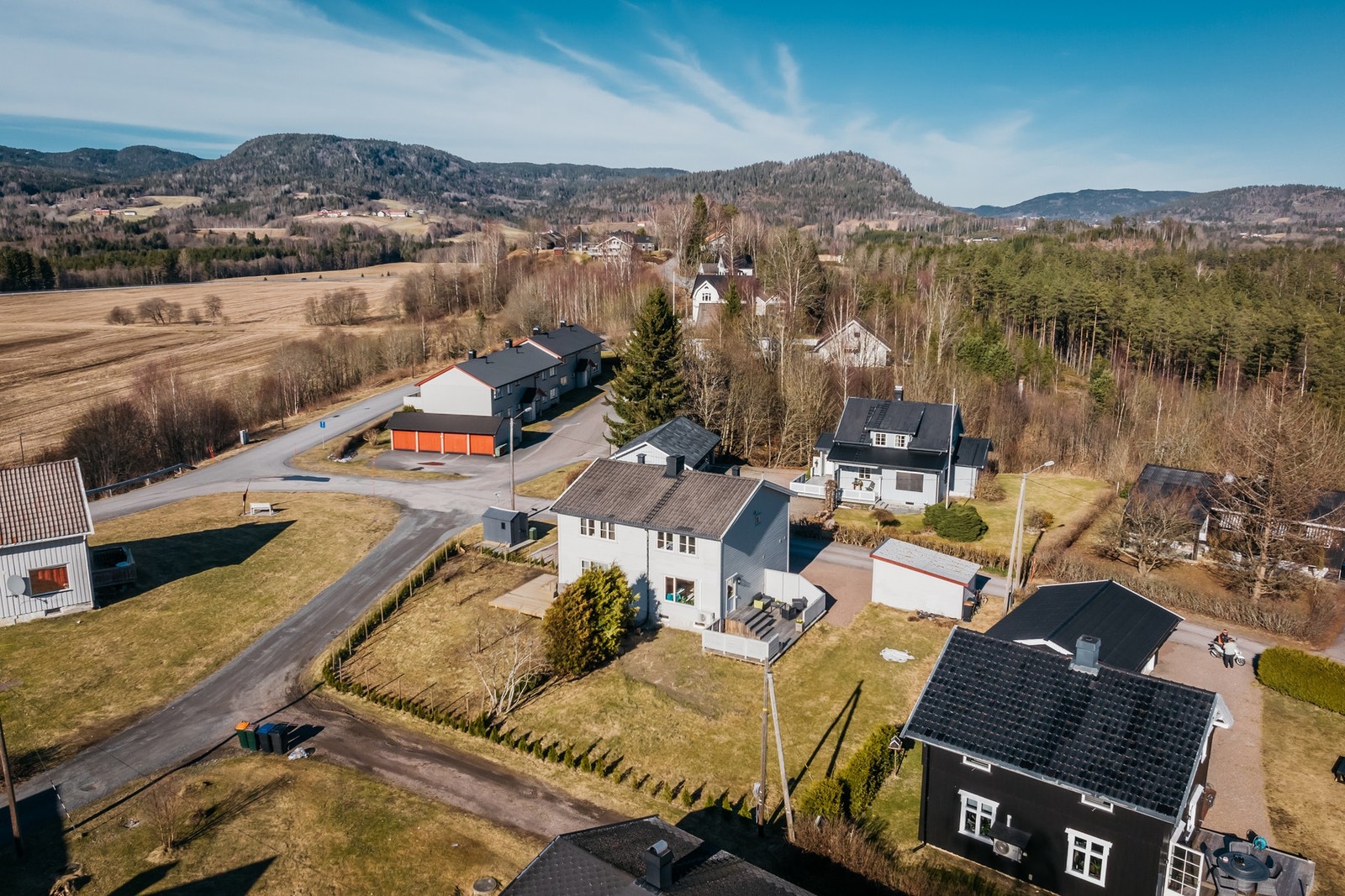 Innholdsrik bolig - samt garasje og parkering på gruslagt gårdsplass Galleribilde