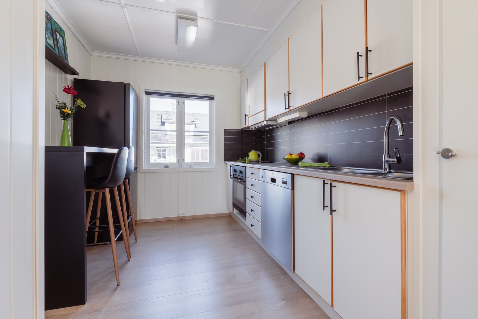 På kjøkkenet er det også en barløsning, hyggelig plass til en rask frokost Galleribilde