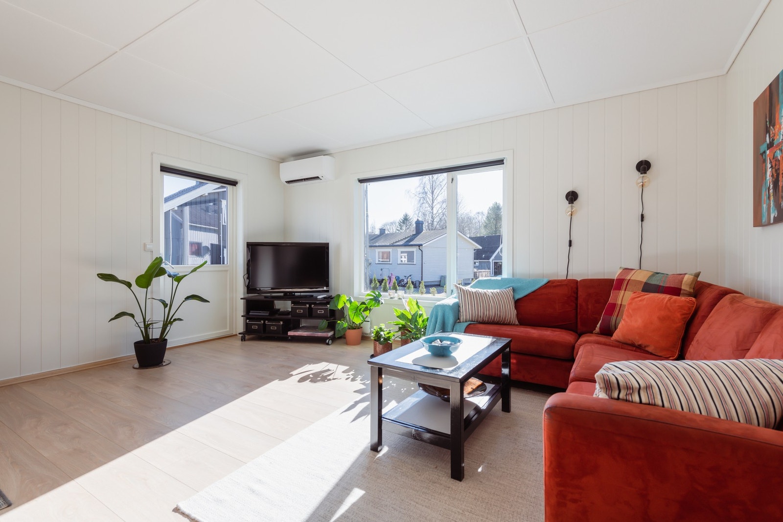 Utgang til romslig terrasse og solrik hage Galleribilde