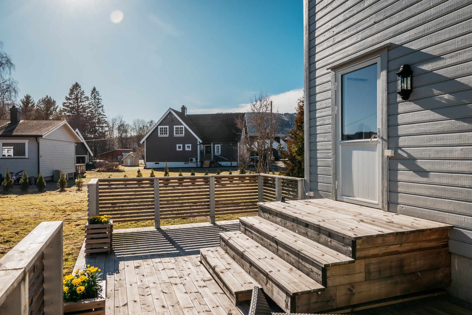 Dette er en lys og innbydende halvpart av tomannsbolig med hyggelig terrasse og romslig tomt Galleribilde