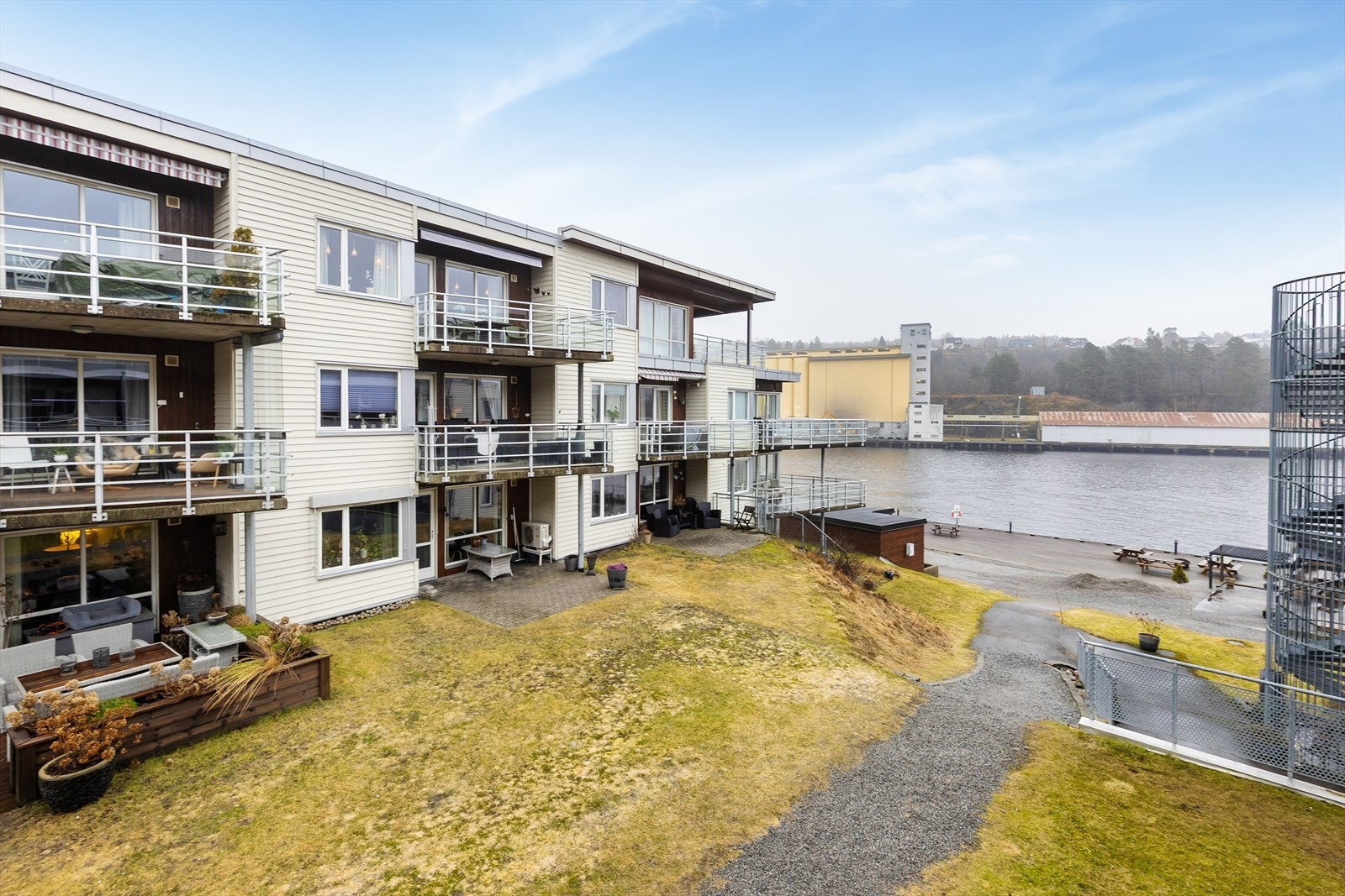 Tomten er pent opparbeidet med interne veier og romslige grøntarealer. Galleribilde