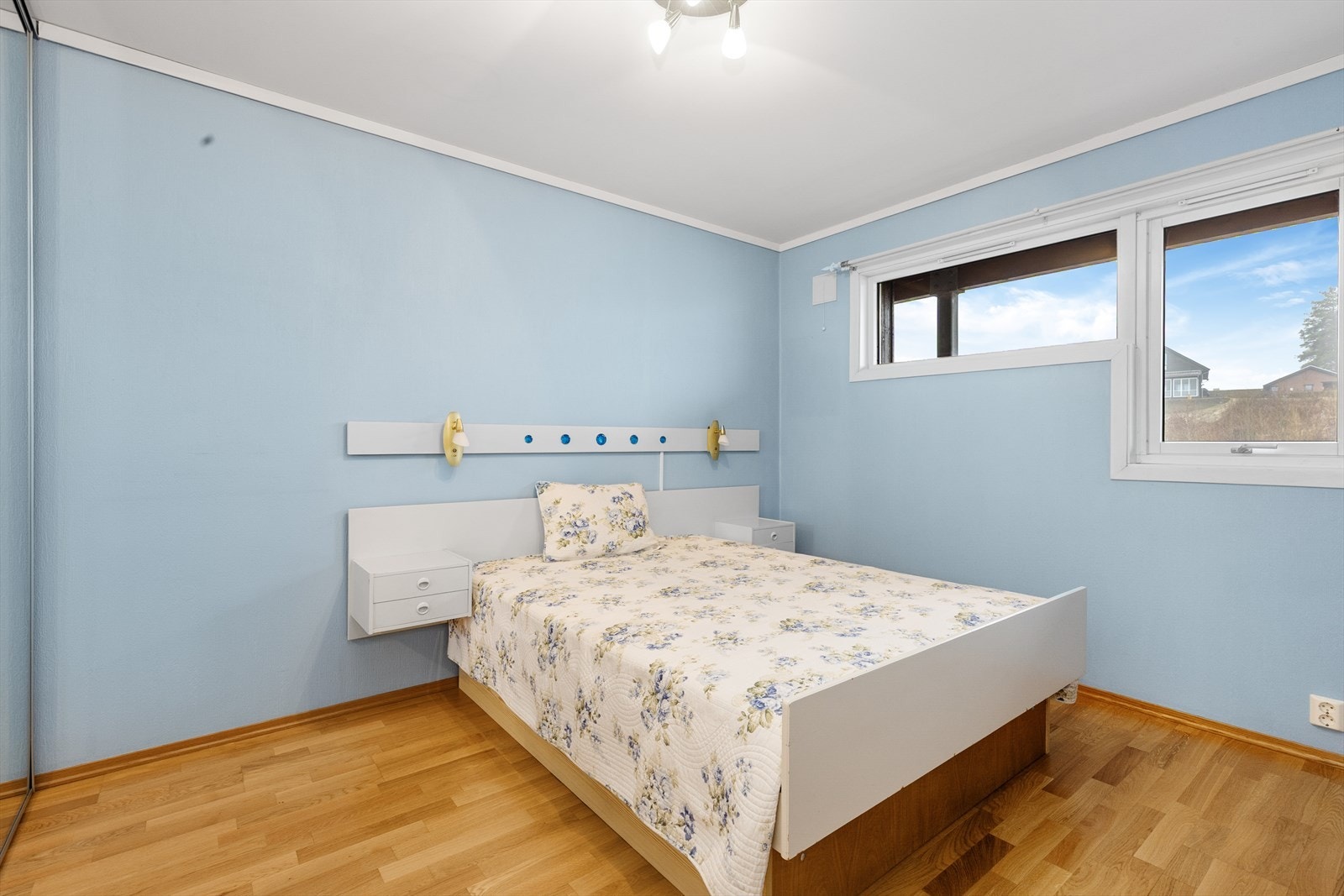 På hver side av entrèen ligger soverommene. Hovedsoverommet har god plass til dobbeltseng, og det er montert skyvedørsgarderobe med speildører for klesbeholdningen. Galleribilde