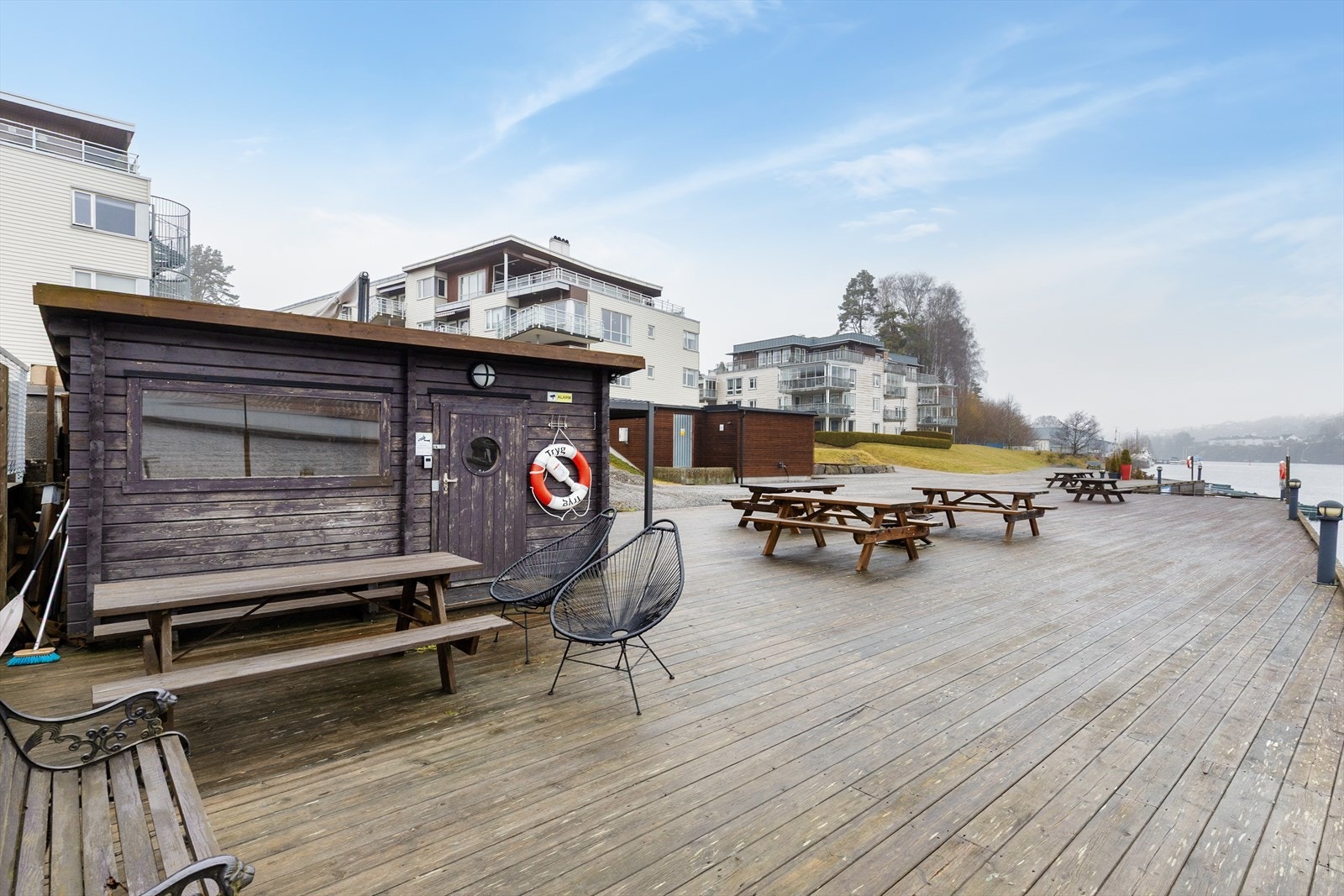 Det er etablert et flott fellesareal nede ved bryggekanten. Galleribilde