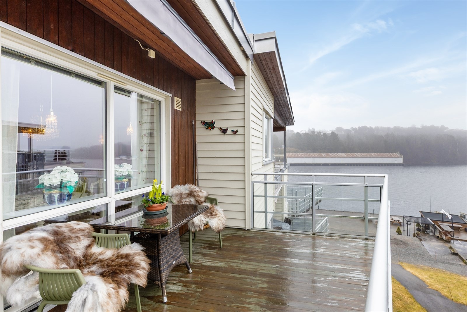 Nydelig beliggenhet på toppen i bygget, med solrik, delvis overbygget veranda og utsikt. Galleribilde